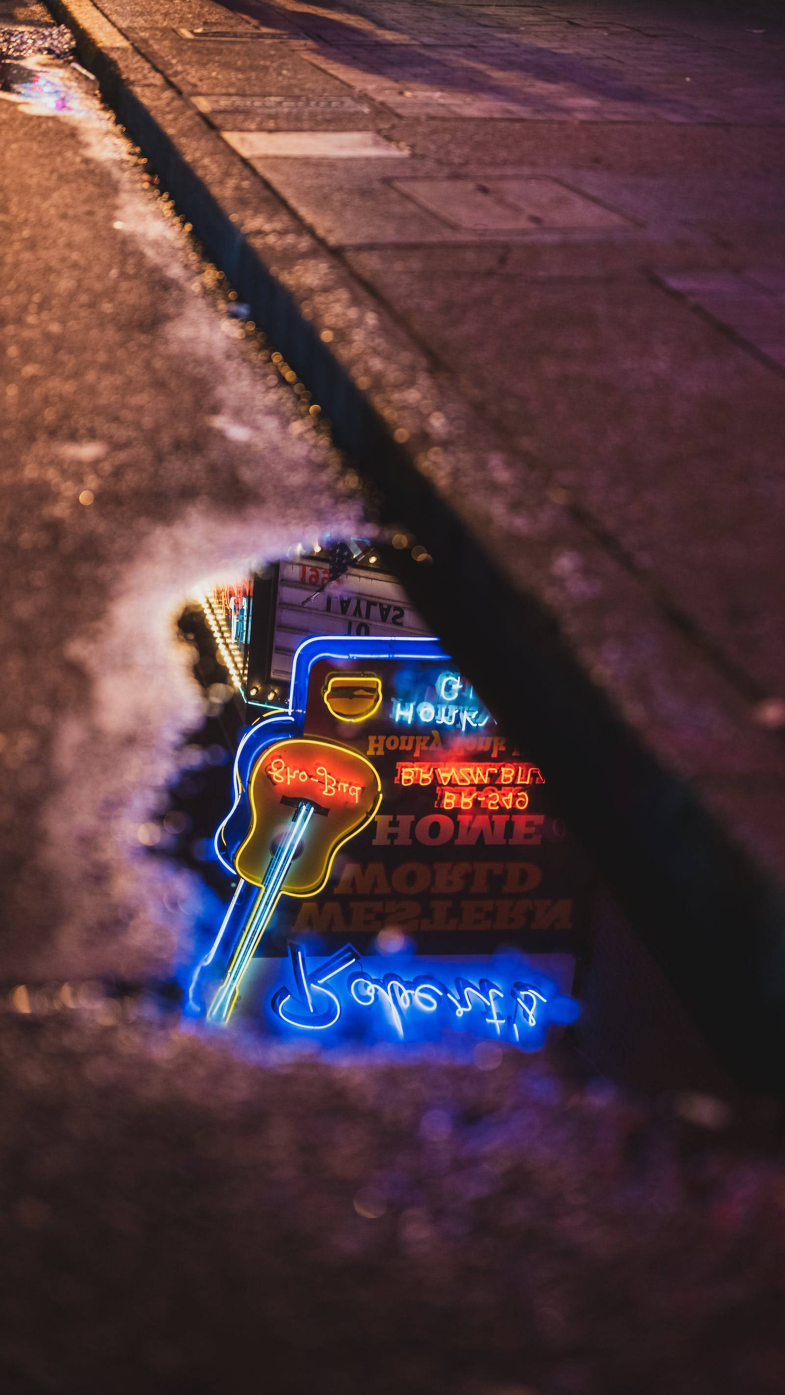 Neon Tabelanın Yansıması iPhone Duvar Kağıdı