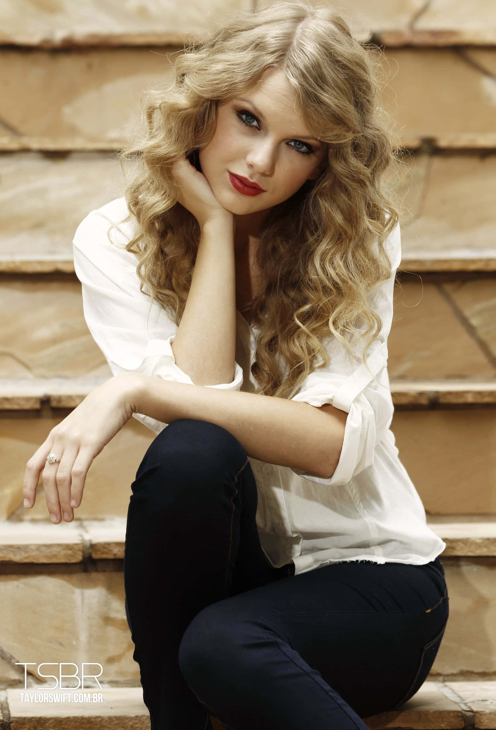 Neon turuncu elbisesiyle sahne alan Taylor Swift Duvar Kağıdı