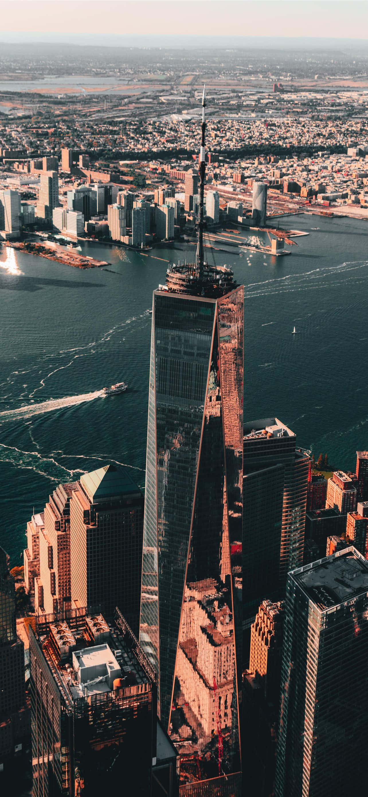 New York Özgürlük Kulesi Sinematik Tepe Çekimi Duvar Kağıdı