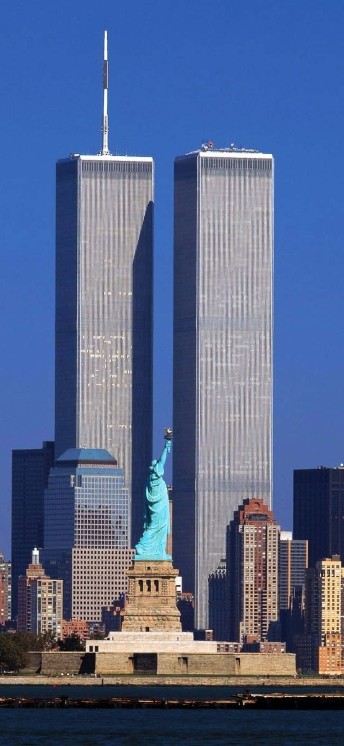 New York City'nin aydınlatılmış silueti sizi iPhone X'inizle şehri keşfetmeye davet ediyor. Duvar Kağıdı