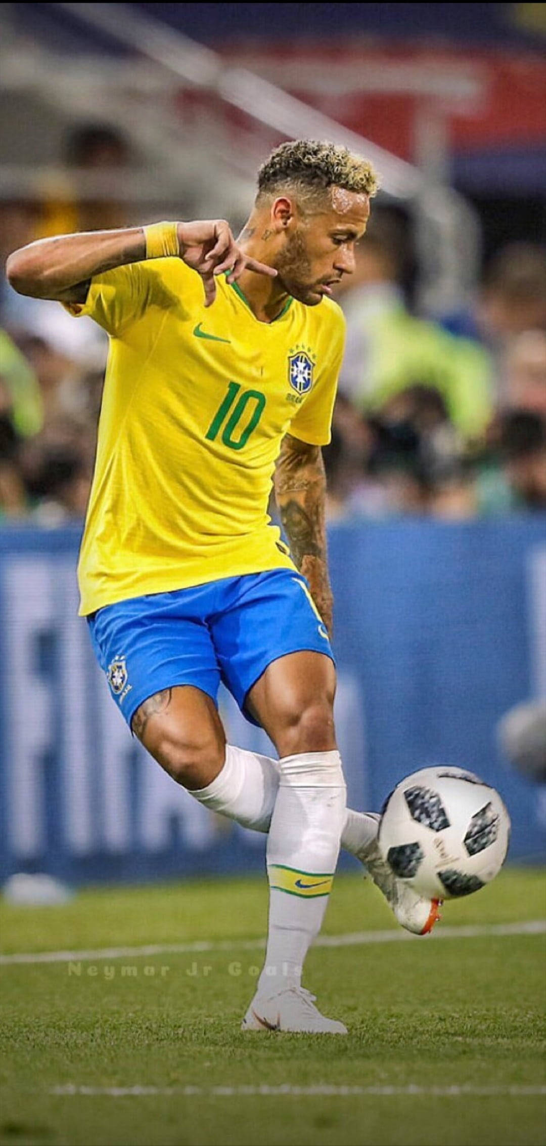 Neymar Top Sürüyor HD Futbol Duvar Kağıdı