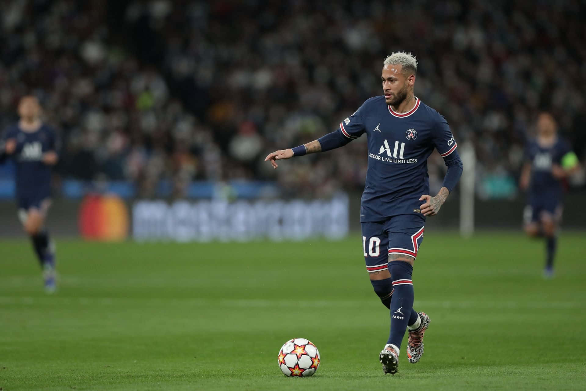 Neymar topu rakibin yanından geçiriyor. Duvar Kağıdı