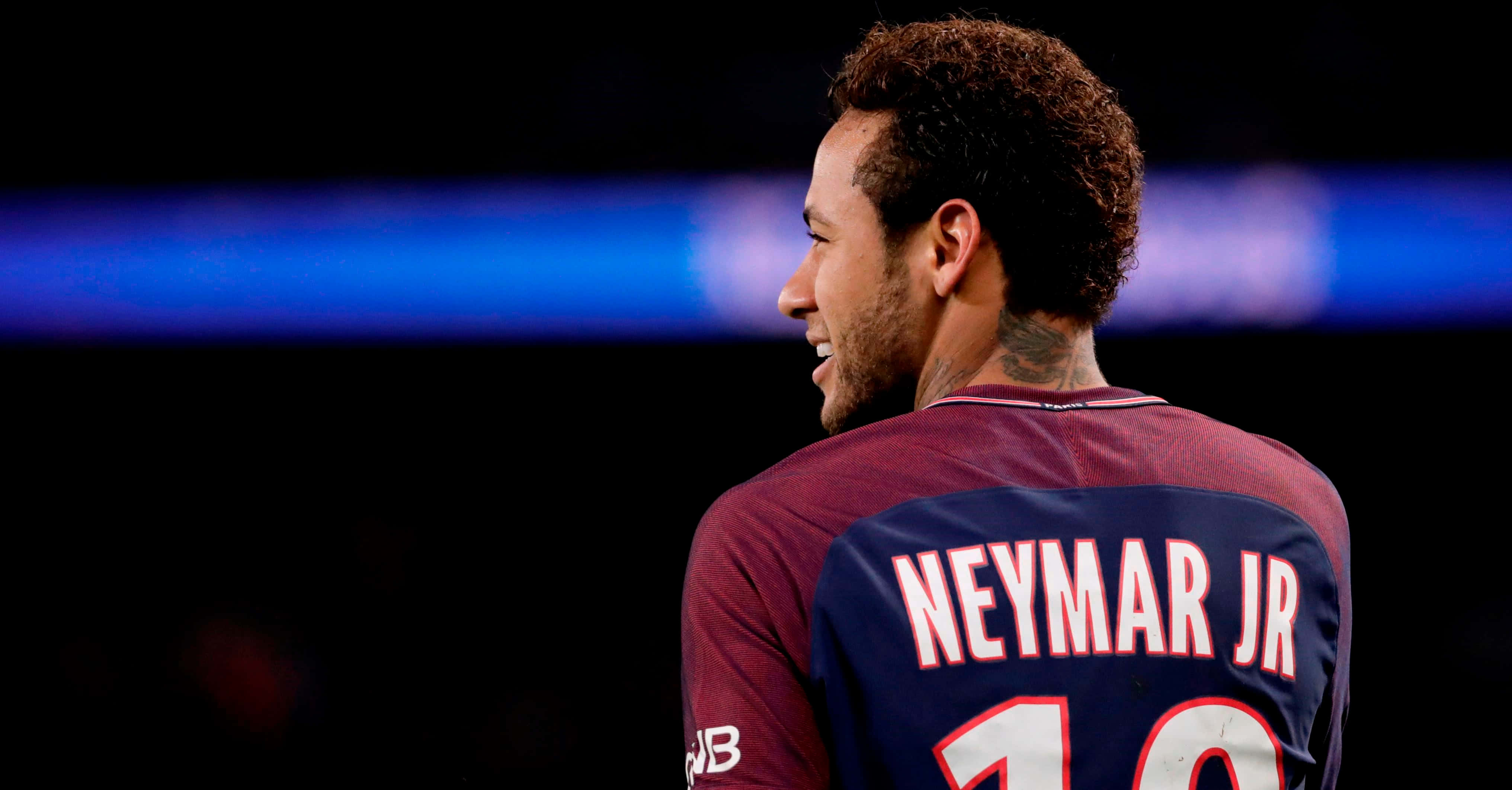 Neymar topu ustalık ve dengeyle sürüyor Duvar Kağıdı