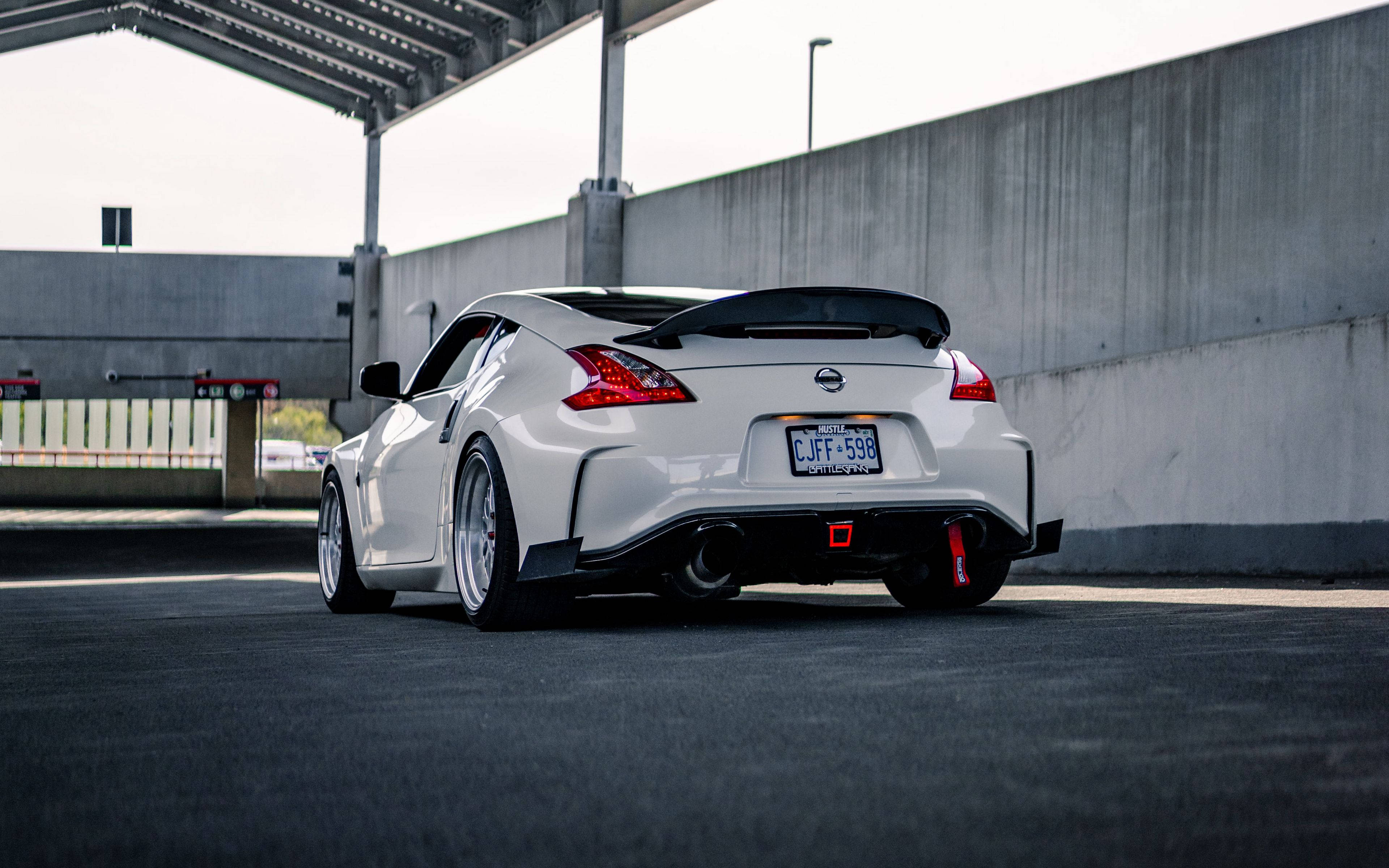 Nissan 370Z Kapalı Otoparkta Duvar Kağıdı