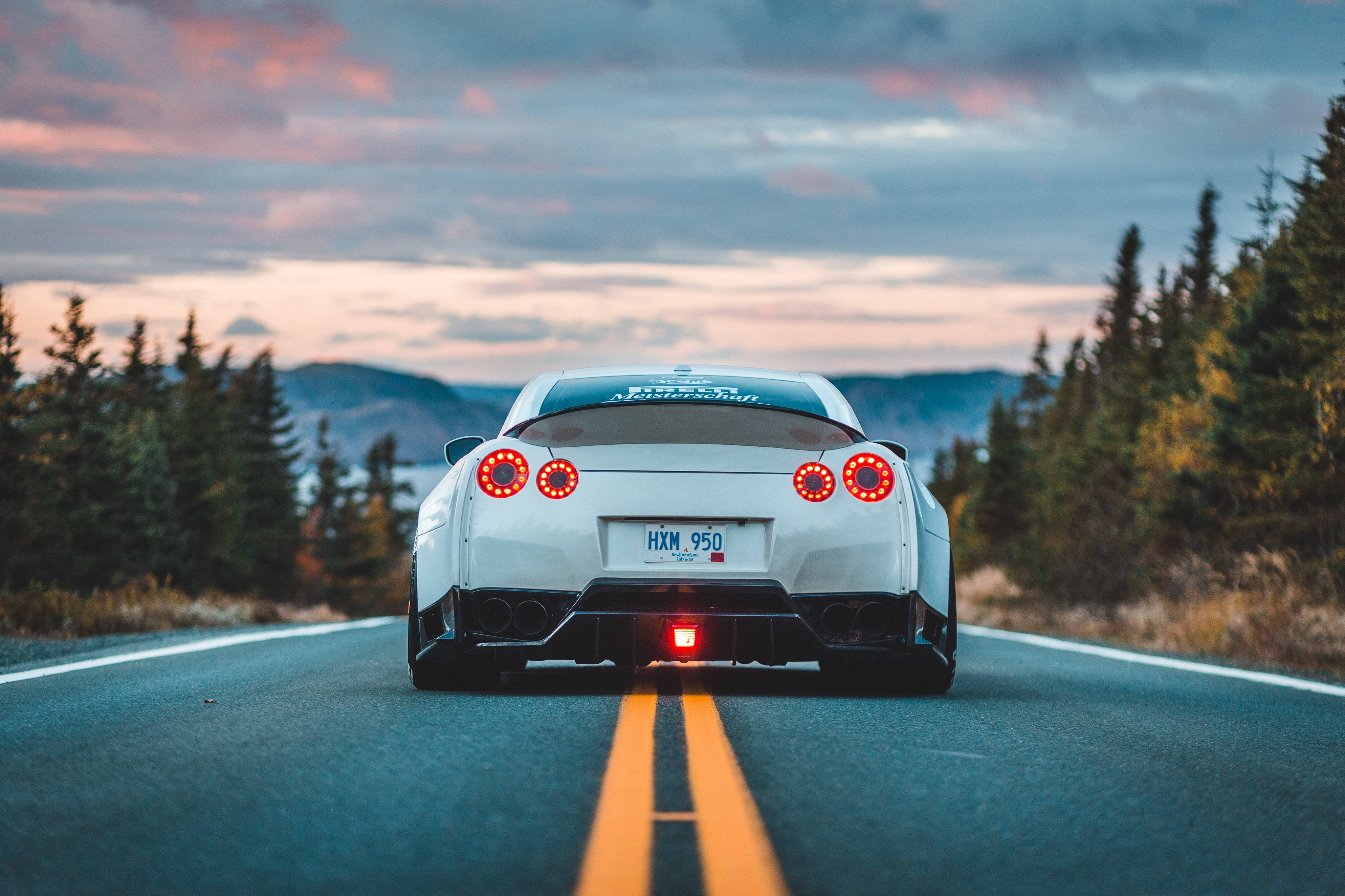 Nissan GT-R Gece Süzülüyor Estetik Görüntü Duvar Kağıdı