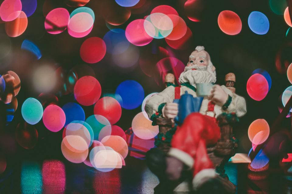 Noel Baba Figürü ve Renkli Noel Işıkları Duvar Kağıdı