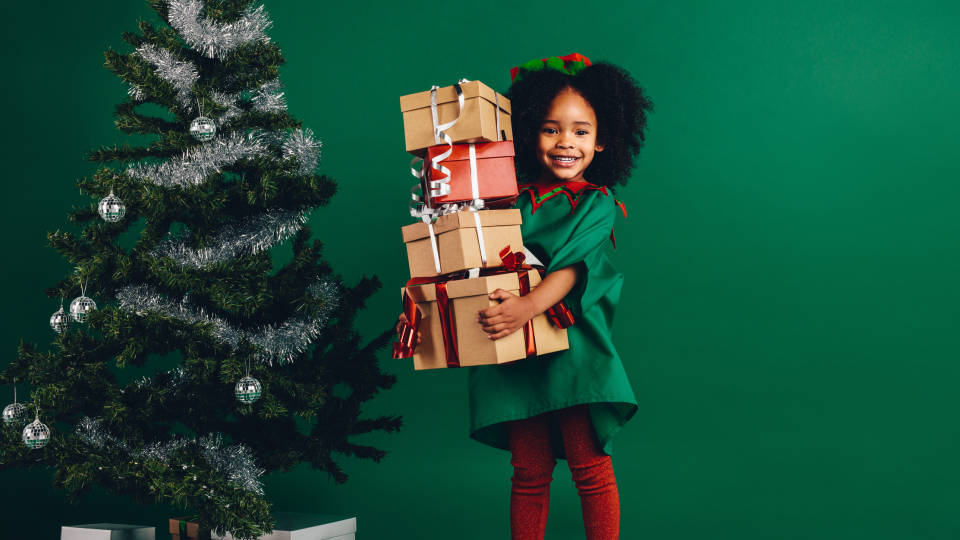 Noel Hediyeleriyle Elf Kızı Duvar Kağıdı