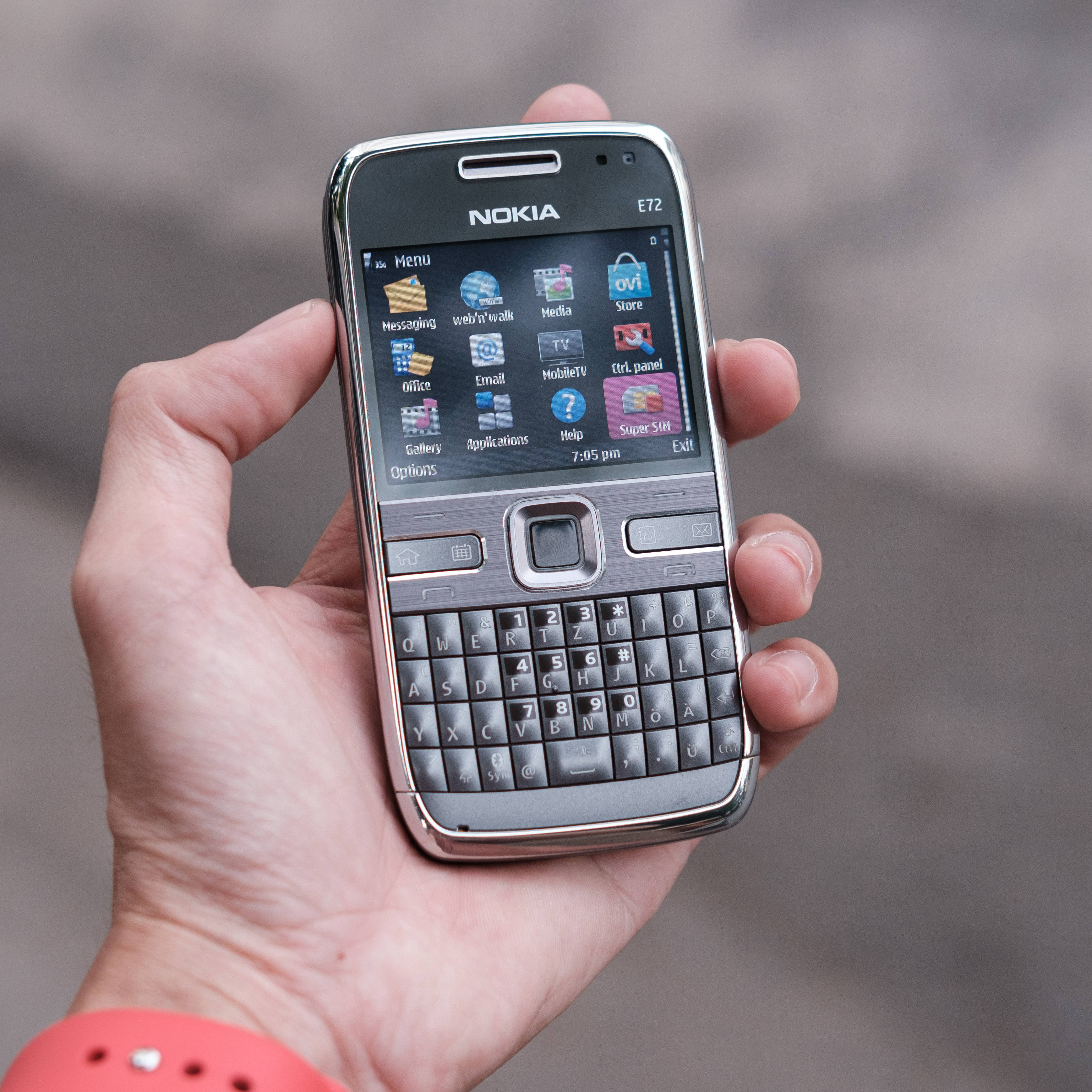 Nokia E72 Qwerty Tuş Takımlı Telefon Duvar Kağıdı
