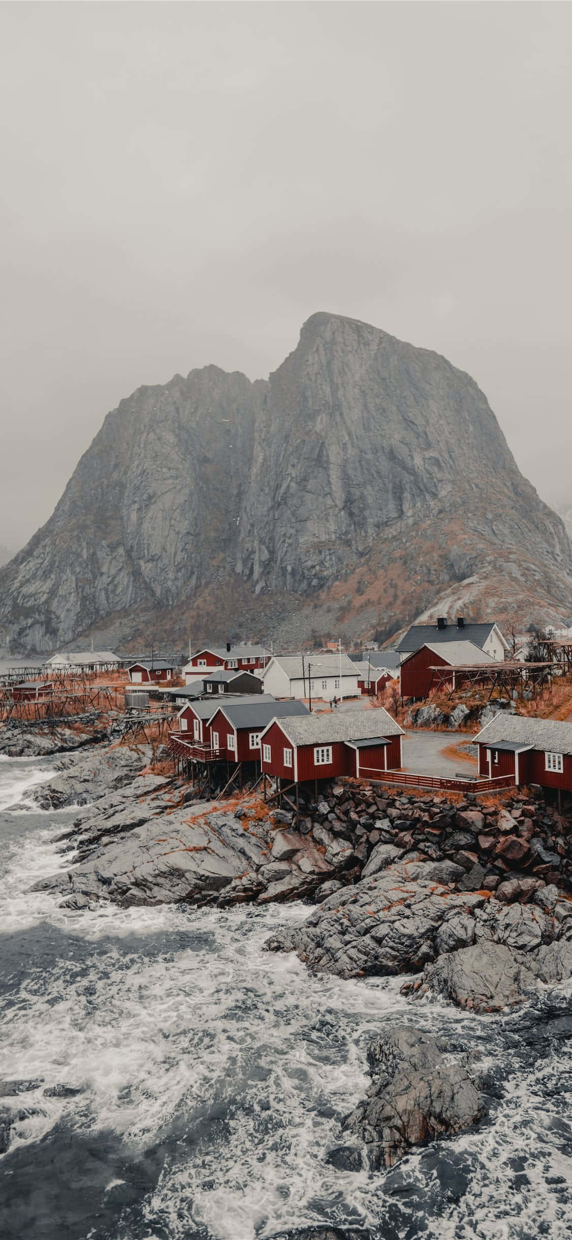 Norveç'in Sogn og Fjordane fiyortlarının manzaralı gün batımı manzarası. Duvar Kağıdı
