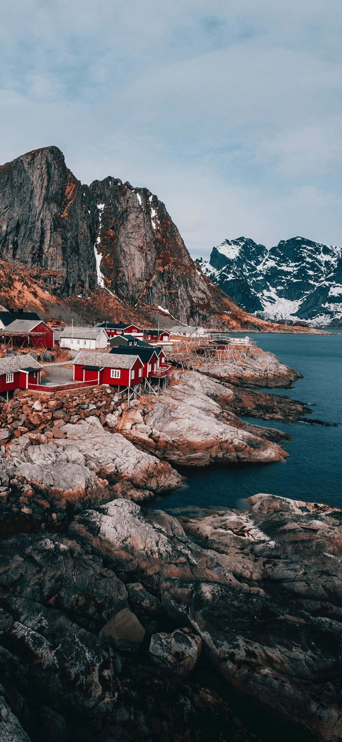 Norveç'teki Hardangerfjord üzerinde renkli İskandinav manzarası Duvar Kağıdı