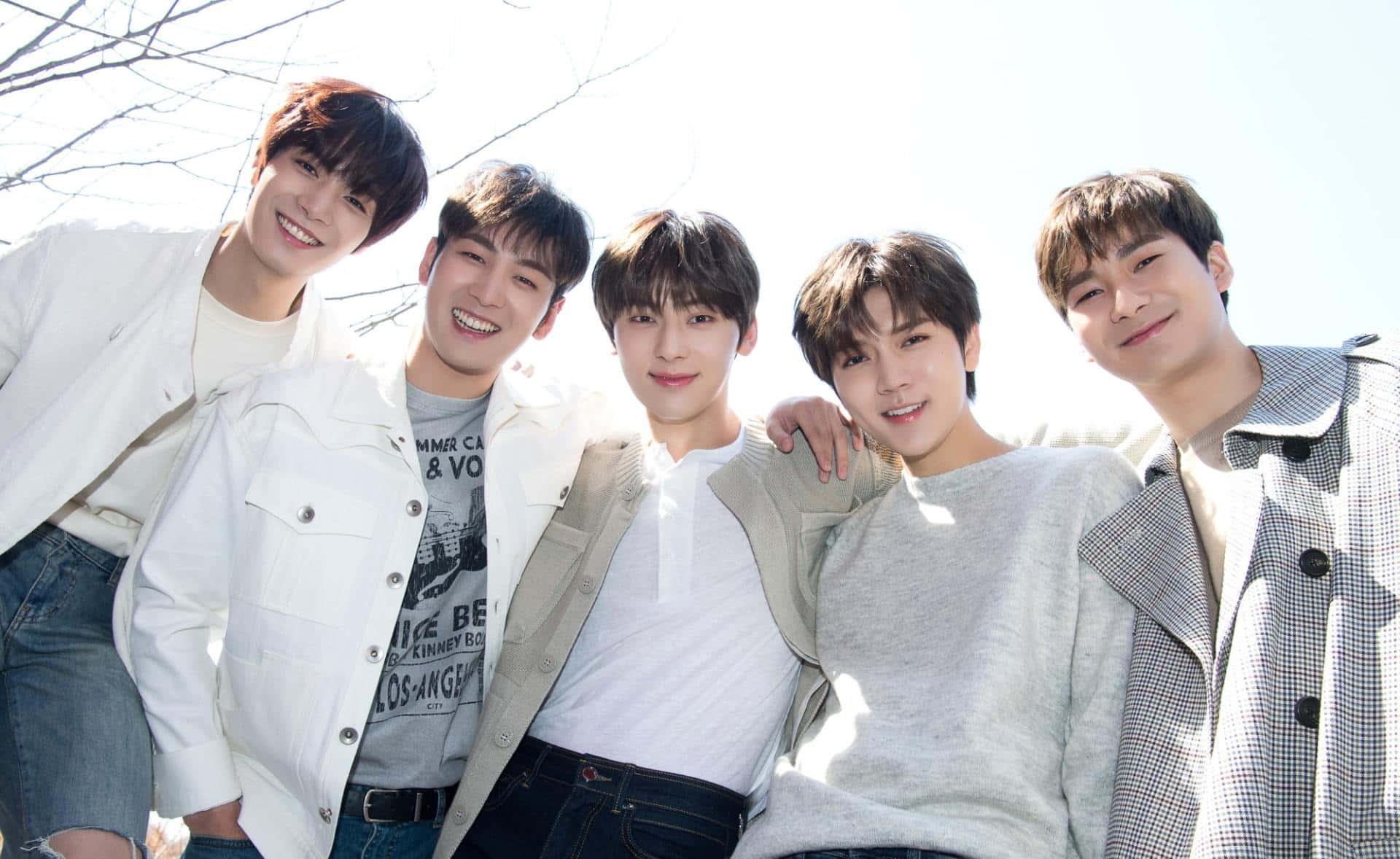 Nuest Kpop Erkek Grubu Açık Hava Duvar Kağıdı
