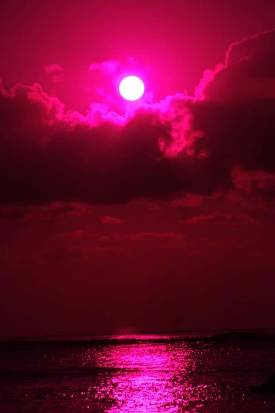 Okyanusun üzerinde pembe bir güneş Duvar Kağıdı