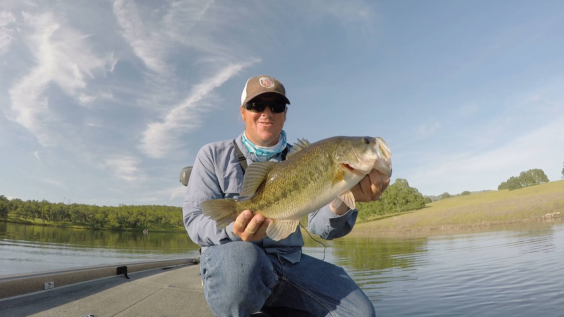 Orta Boy Bir Largemouth Bass Duvar Kağıdı