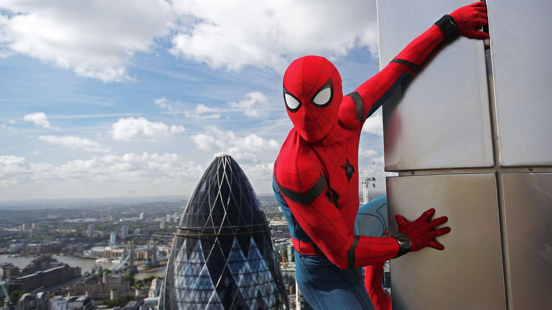 Örümcek Adam, Gherkin Kulesi'nin önünde sallanıyor Duvar Kağıdı