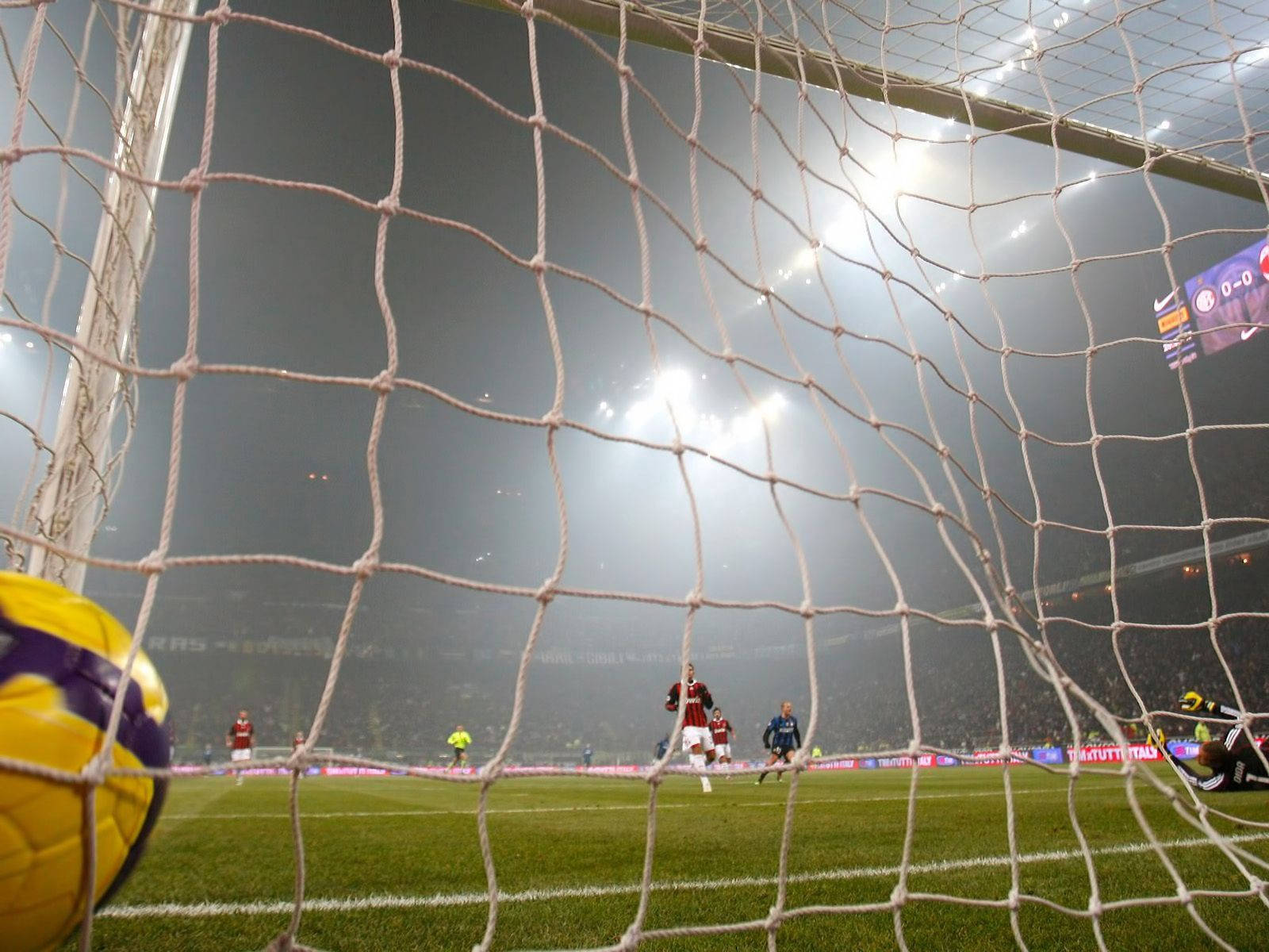 Oyunun Sıcağında Futbol Oyuncuları Duvar Kağıdı