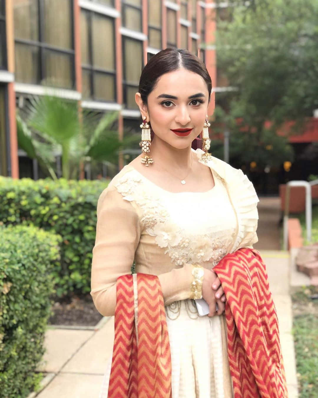 Pakistanlı Kız Yumna Zaidi Resmi Duvar Kağıdı