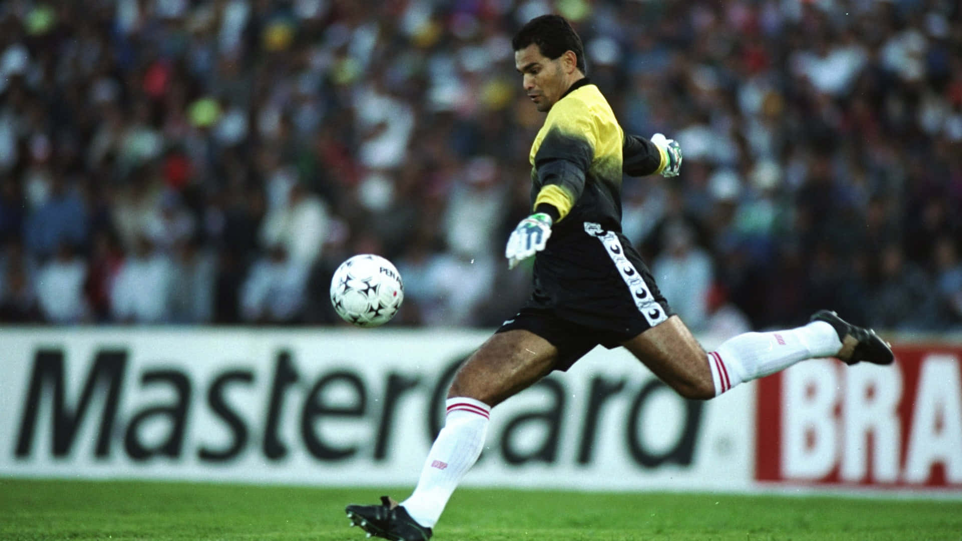 Paraguaylı Futbol Takımı Kalecisi Jose Luis Chilavert Topa Vuruyor Duvar Kağıdı