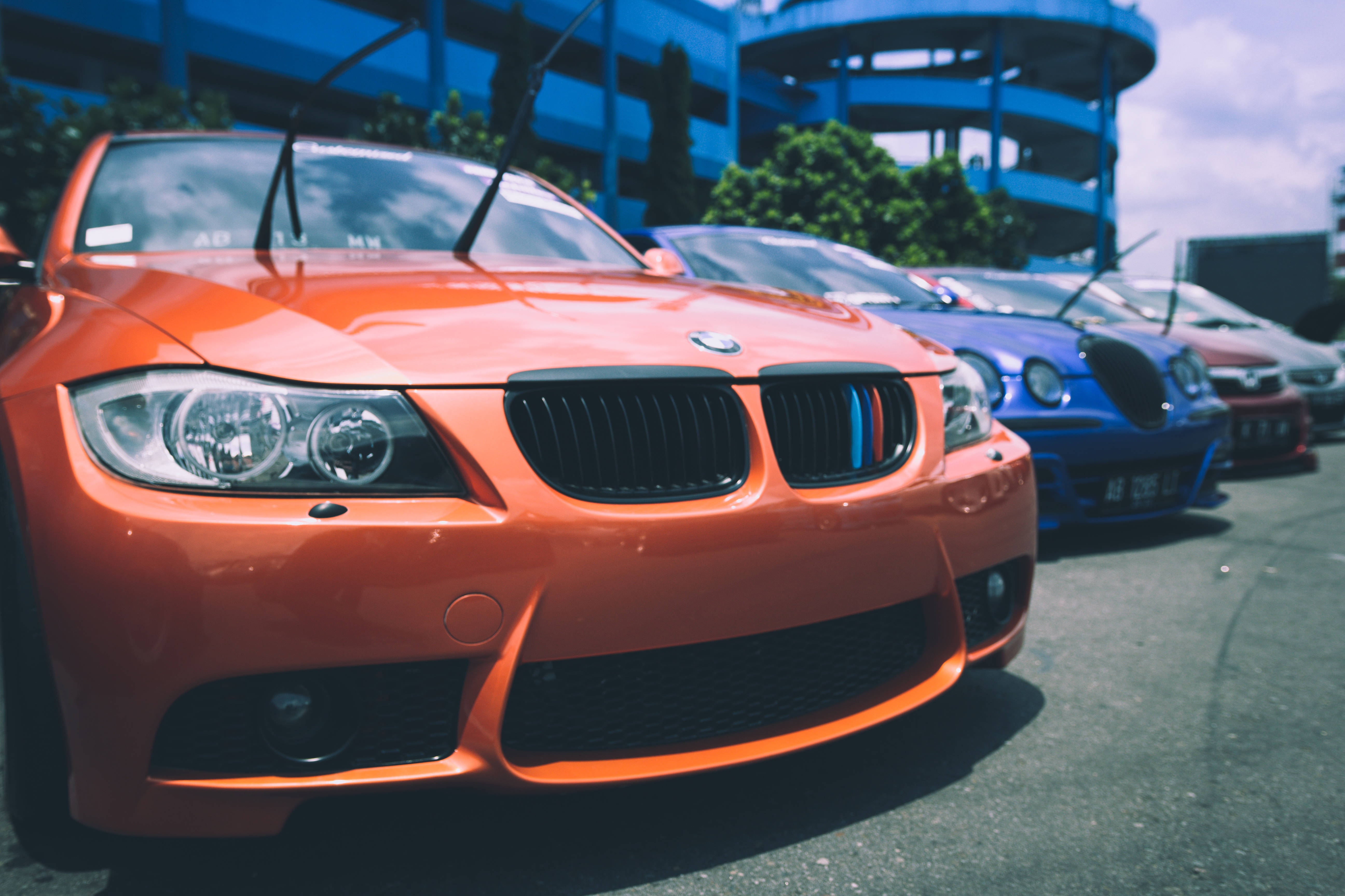 Park Halindeki BMW Otomobillerin Önü Duvar Kağıdı