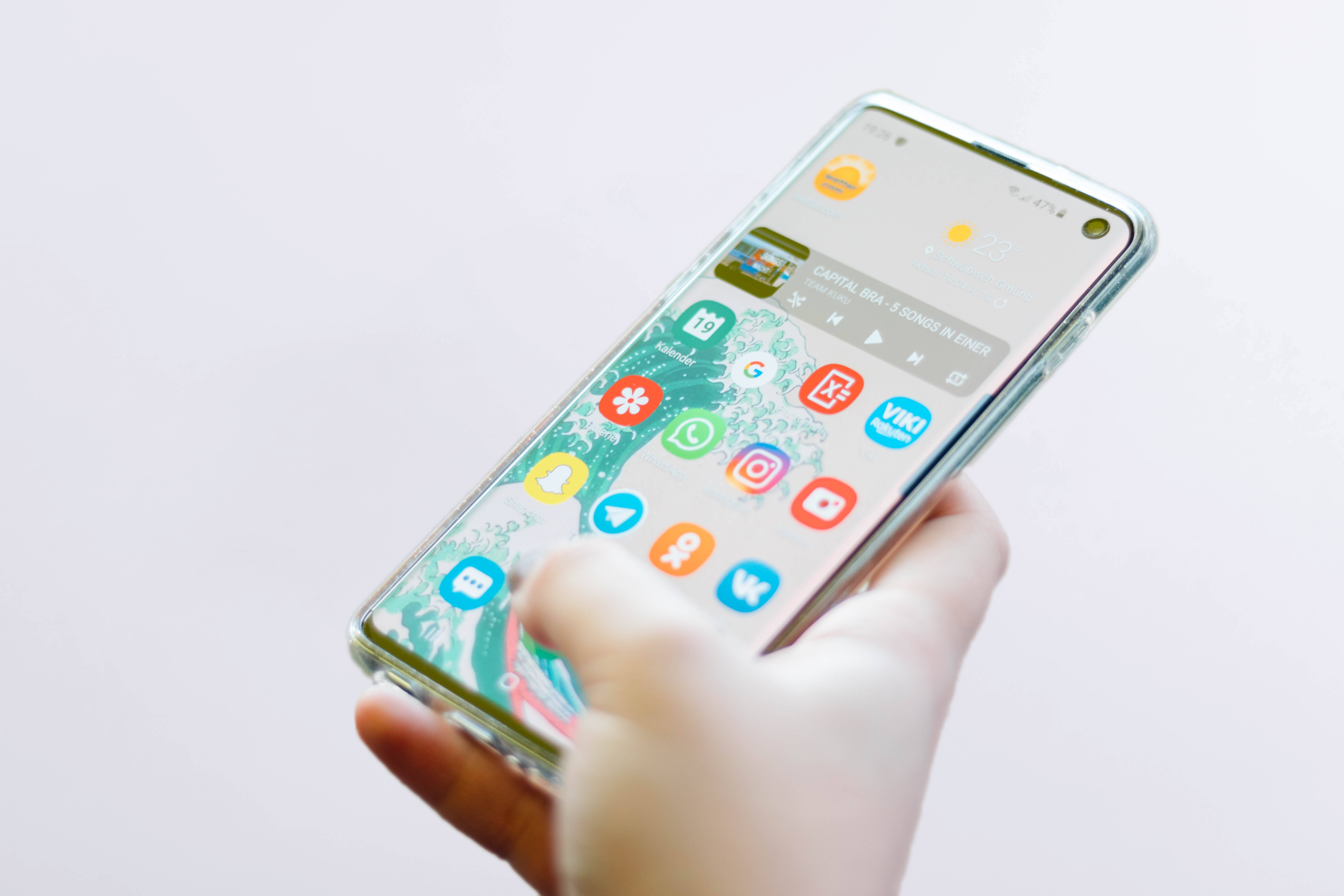 Parlak Bir Ortamda Şık Samsung Galaxy S10 Duvar Kağıdı