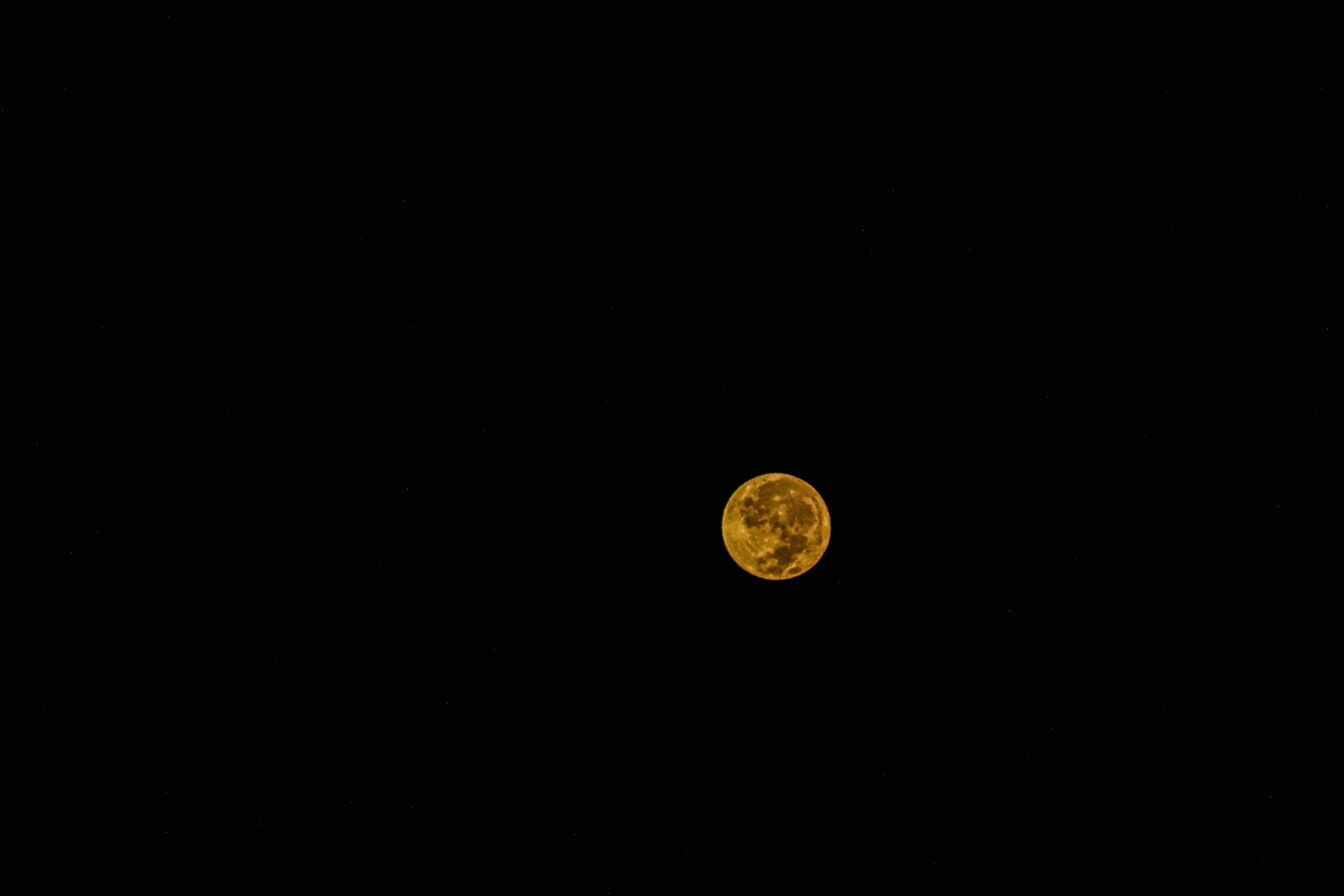 Parlak sarı bir ayla dolu tek renkli gece gökyüzü Duvar Kağıdı