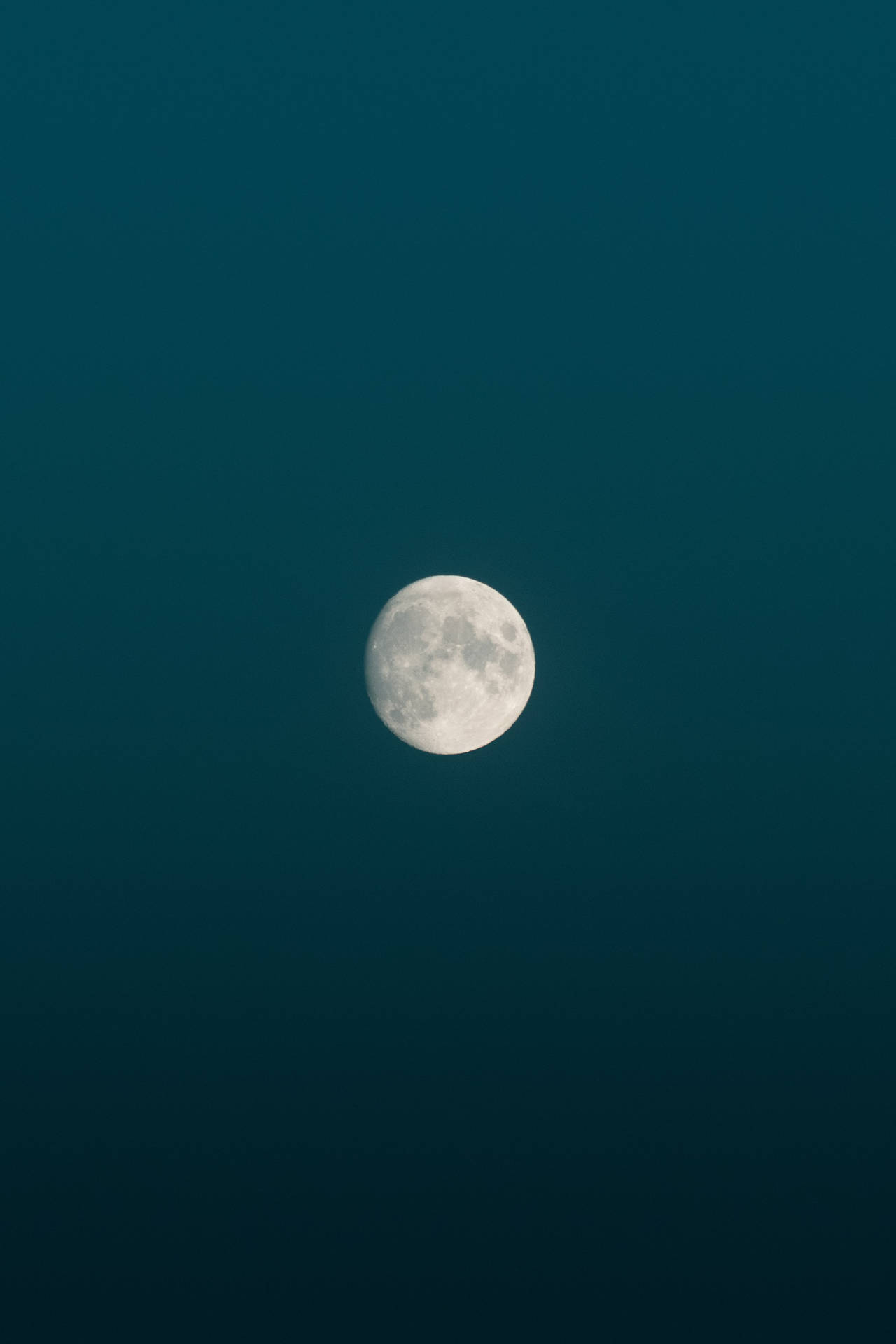 Mavi minimalist estetik bir gökyüzünde gece yarısı dolunayın parlaklığı. Ay ve görünür yüzeyi.