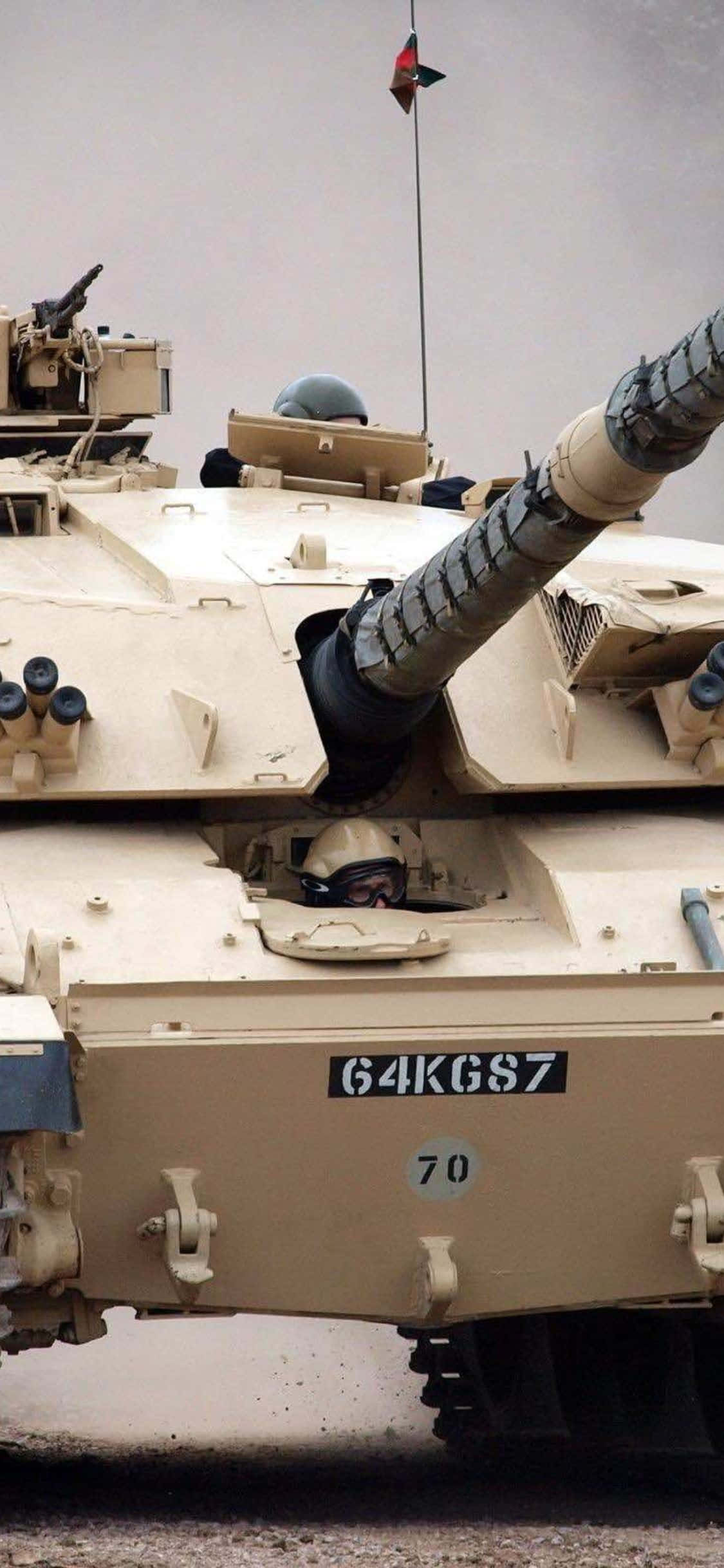 Parlayan Gün Batımına Karşı Bir Ordu Tankı Manzarası Duvar Kağıdı