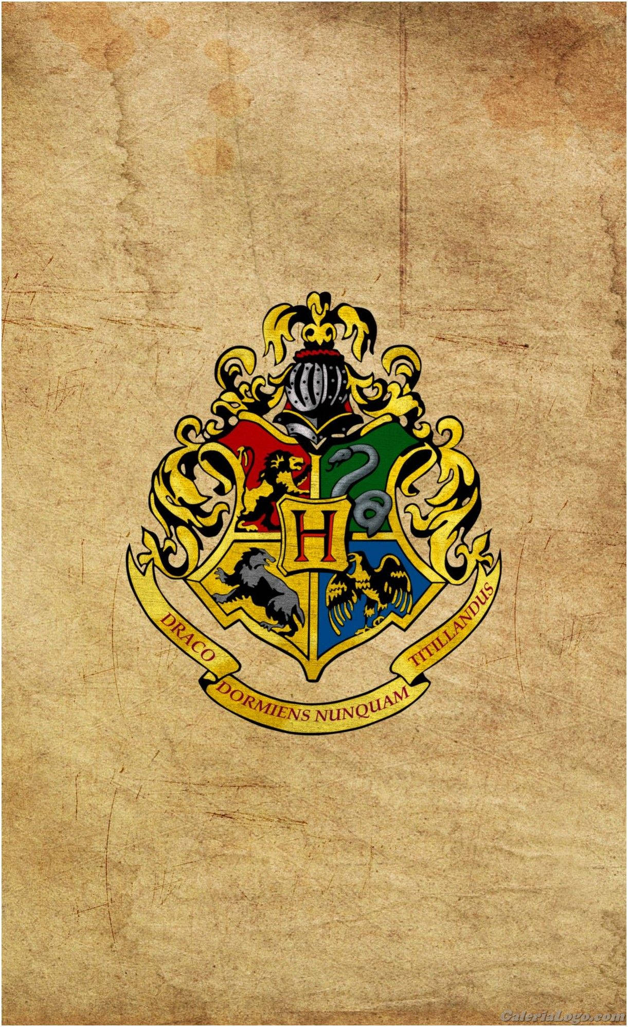 Parşömen Kağıdına Yazılmış Hogwarts Aile Arması Duvar Kağıdı