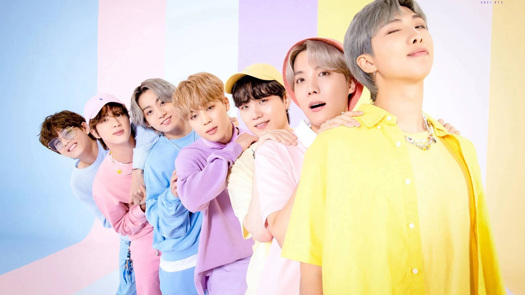 Pastel Renklerde Sıralanmış Sevimli BTS Grubu Duvar Kağıdı