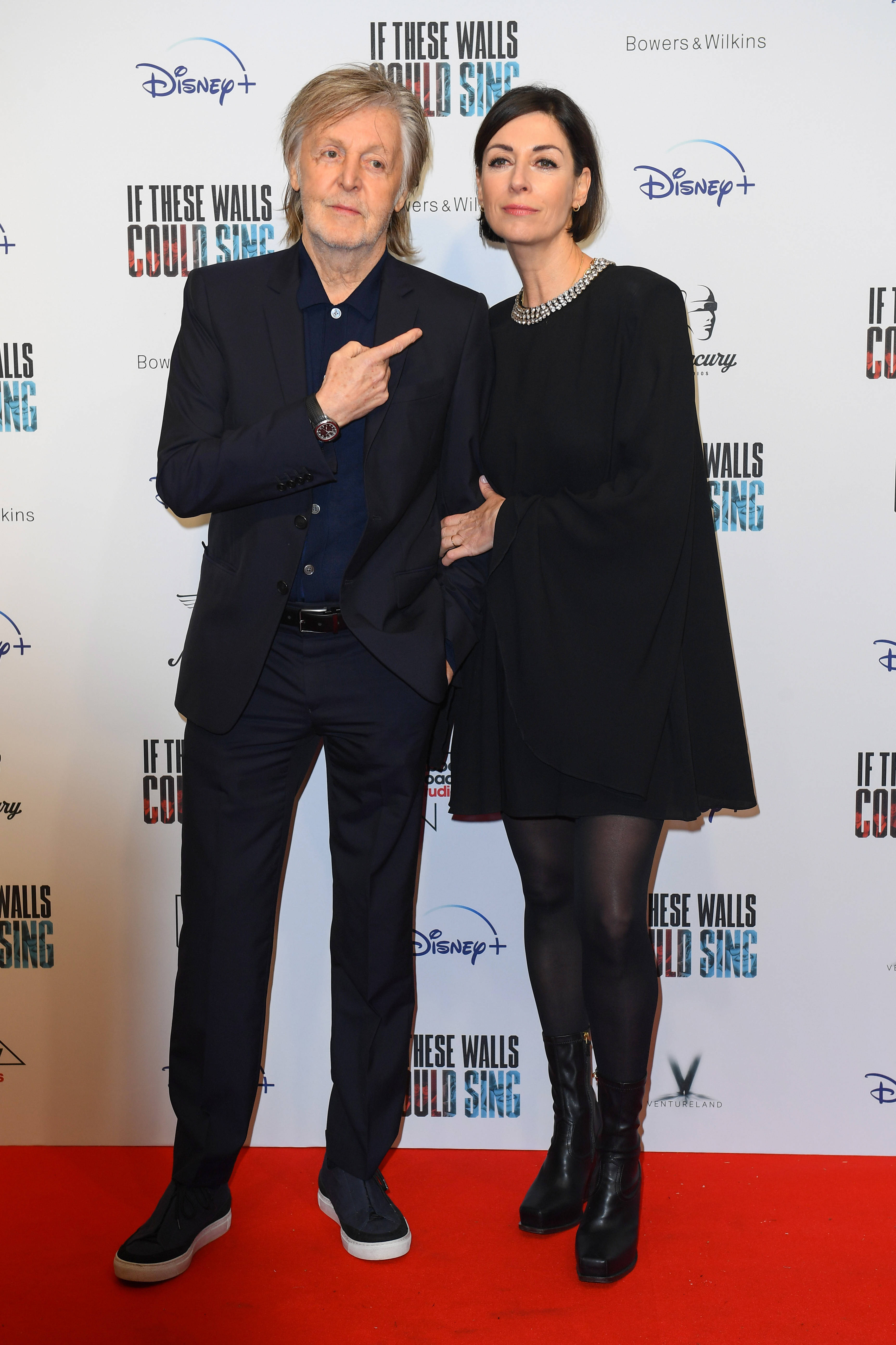 Paul McCartney Kızı Mary'yi İşaret Ediyor Duvar Kağıdı