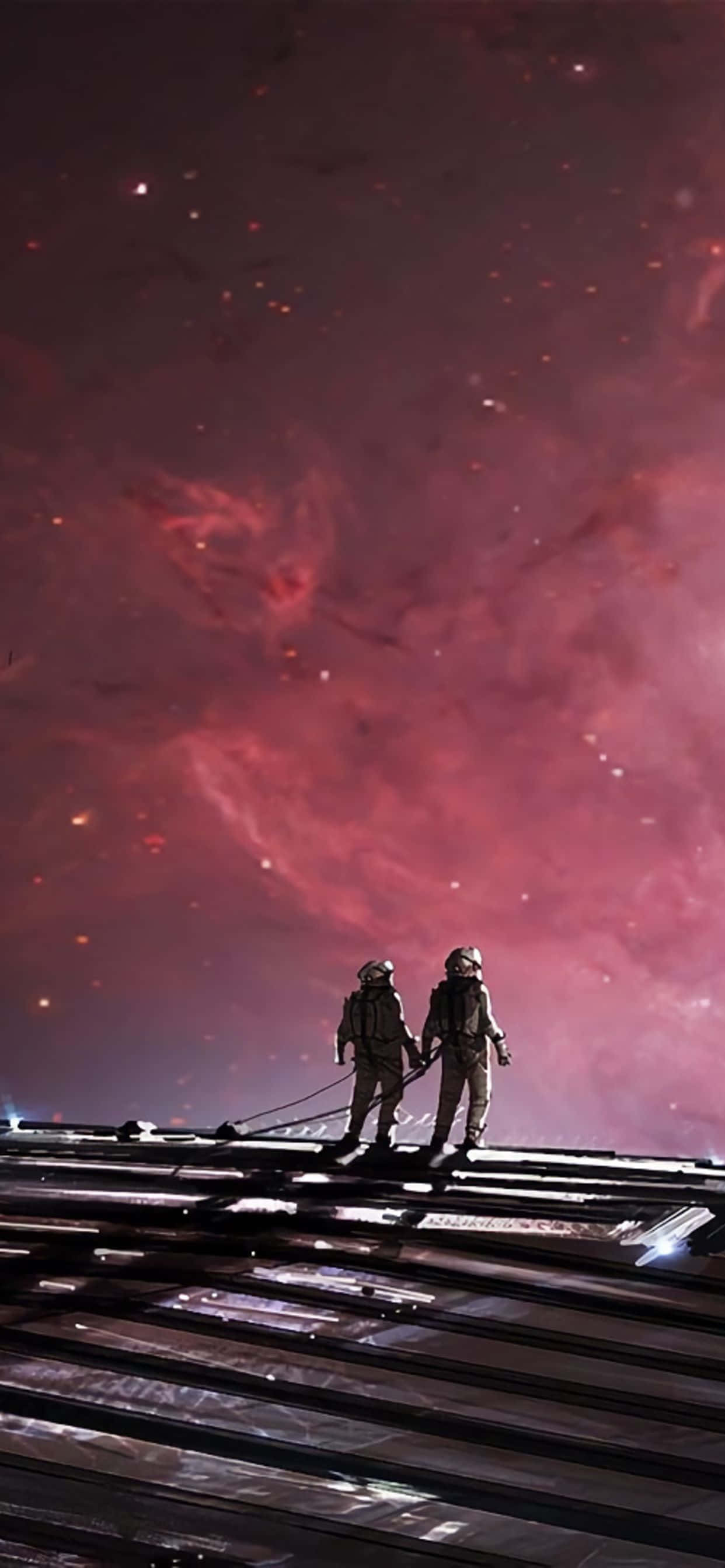 pembe bir gökyüzünde tren raylarında yürüyen iki astronot Duvar Kağıdı