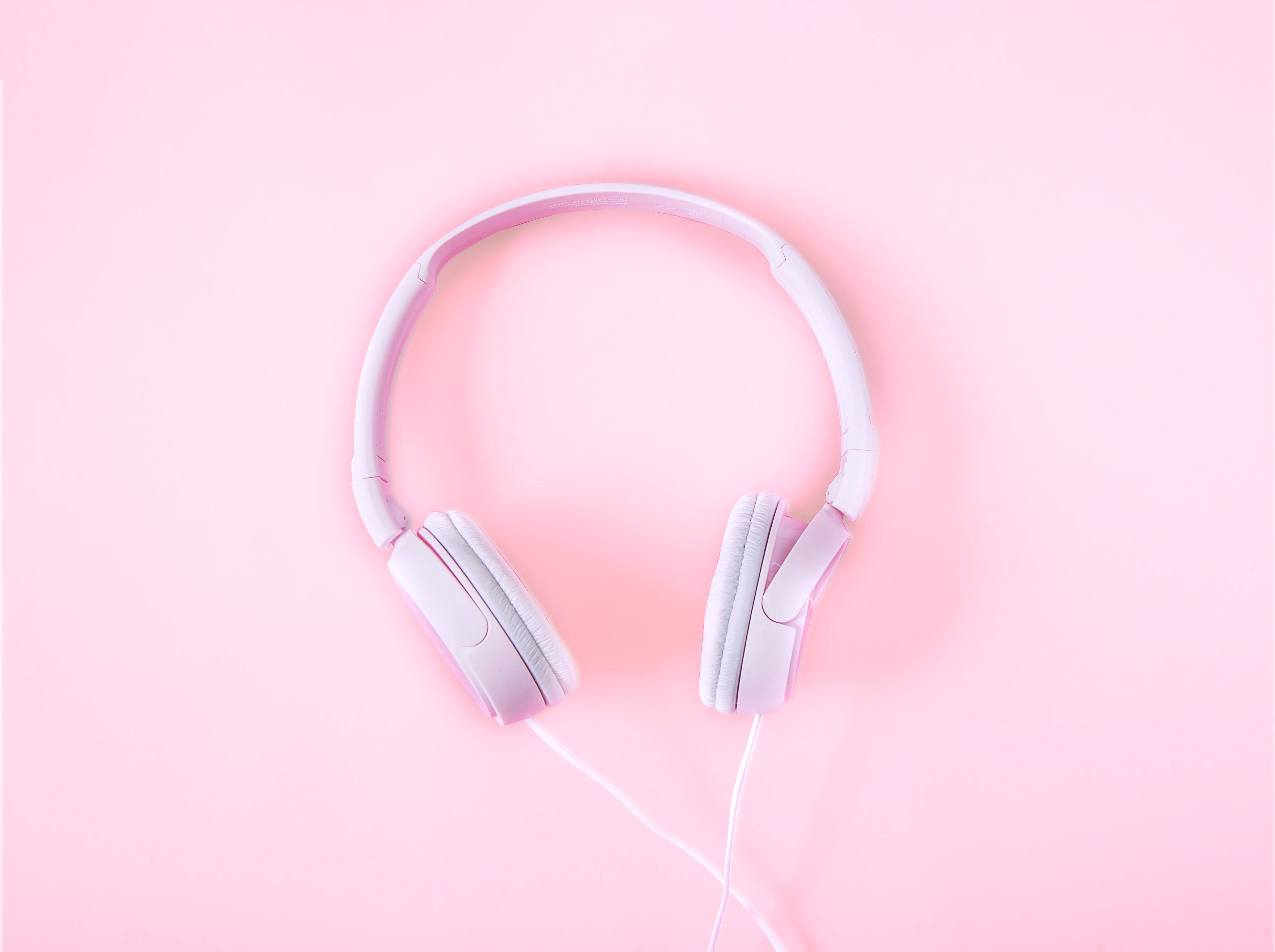 Pembe kulaklıklarımızla müziğin güzelliğini deneyimleyin. Duvar Kağıdı