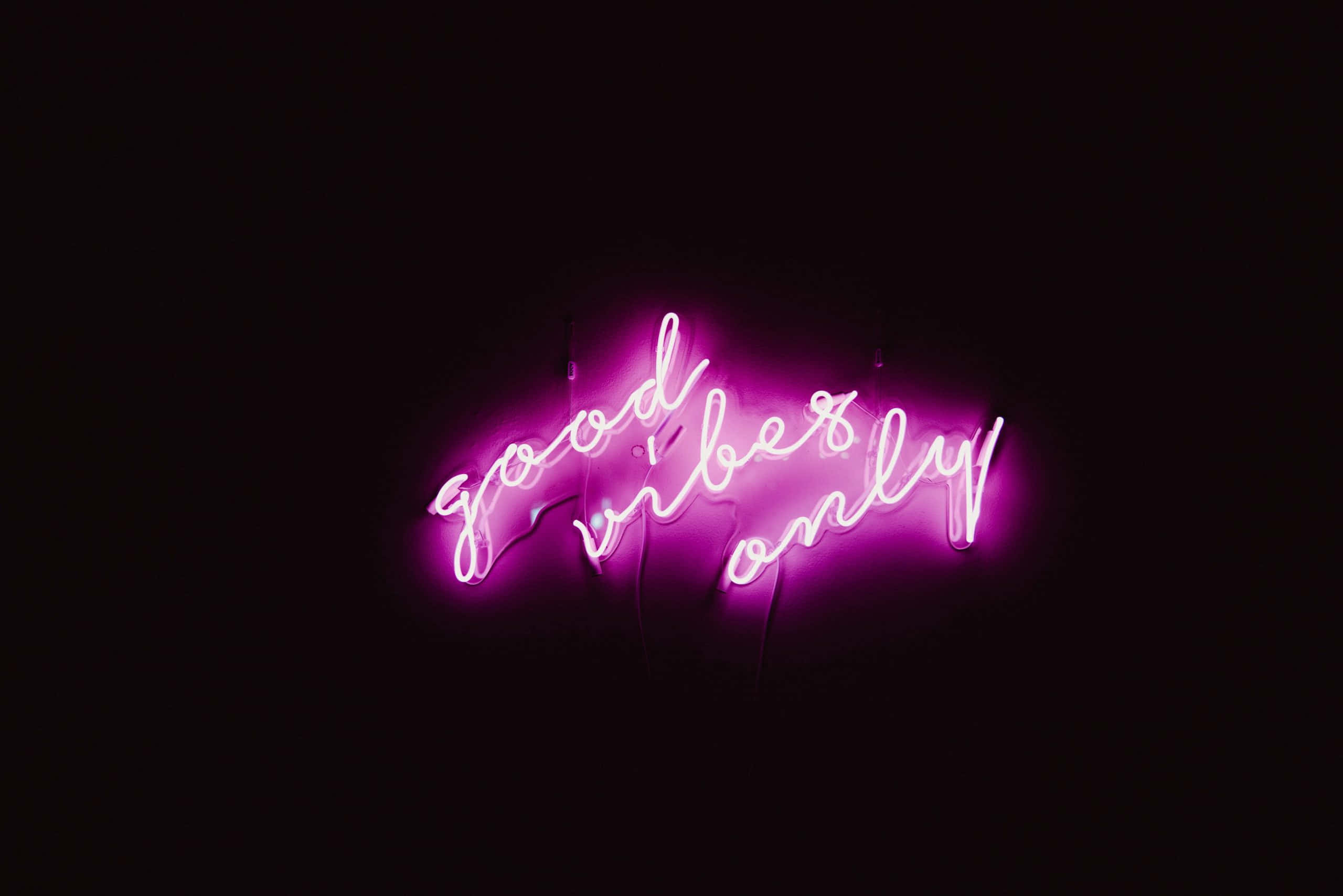 Pembe Neon İyi Hissettiren Yazı Duvar Kağıdı