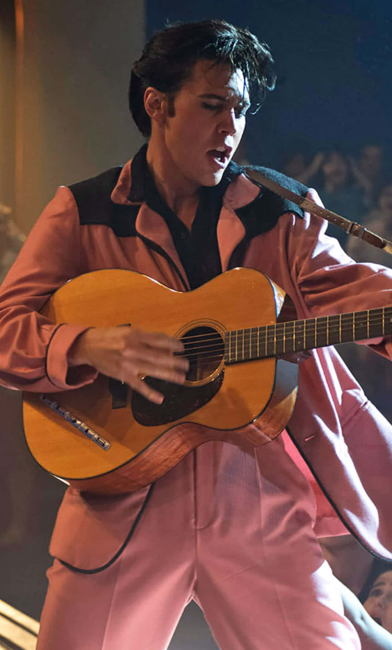 pembe takım elbiseli elvis presley gitar çalıyor Duvar Kağıdı