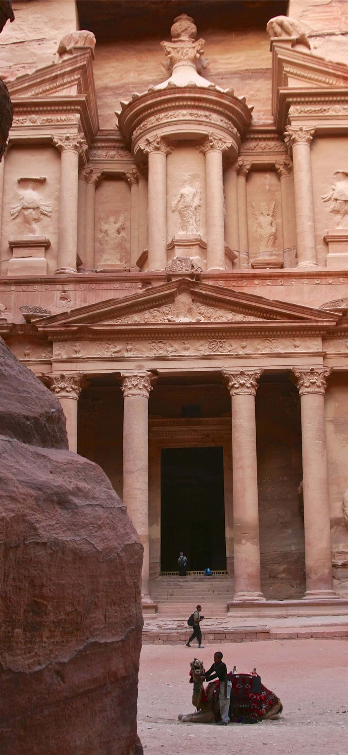 Petra'nın Büyük Cephesinin Görkemli Manzarası Duvar Kağıdı