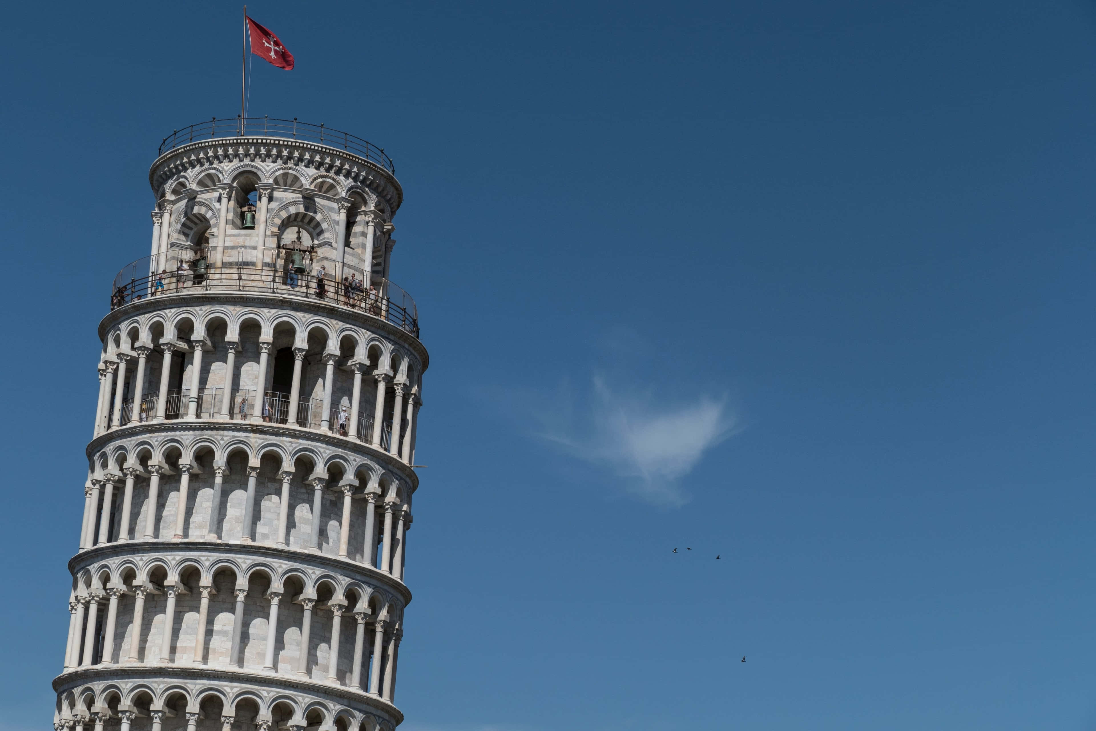 Pisa Kulesi ve Pisa Haçı Bayrağı Duvar Kağıdı