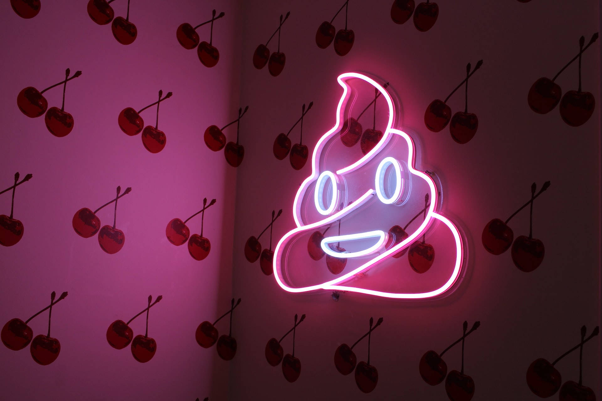 Poo Neon Gülümseme Duvar Kağıdı