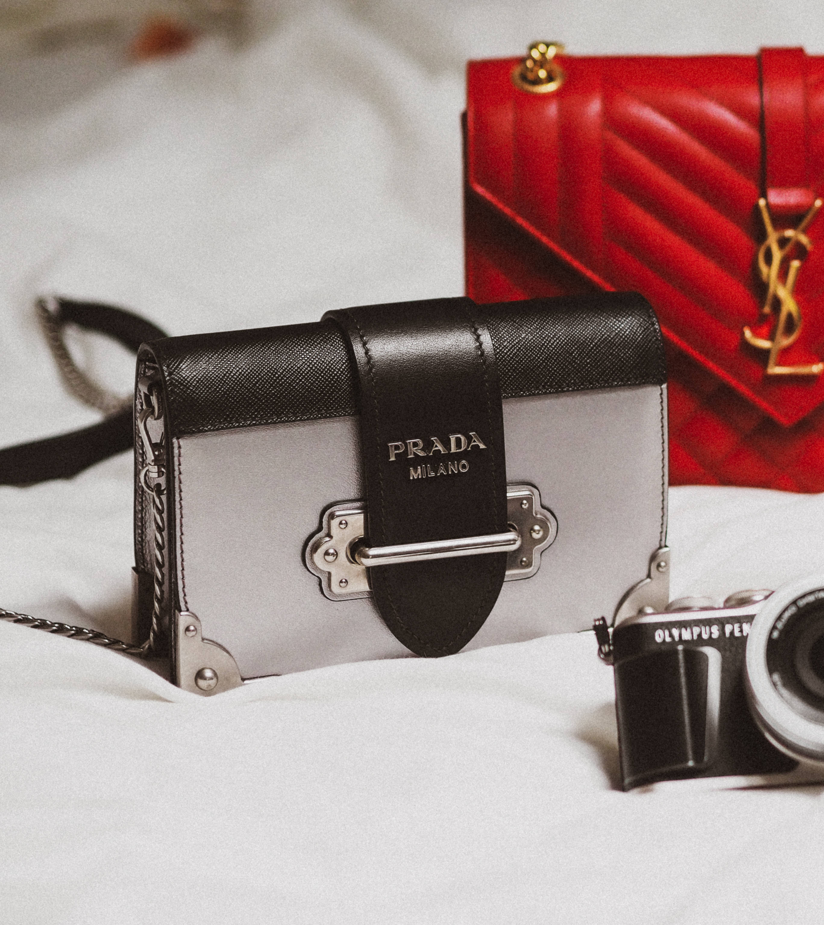 Prada ve YSL Çantaları Duvar Kağıdı