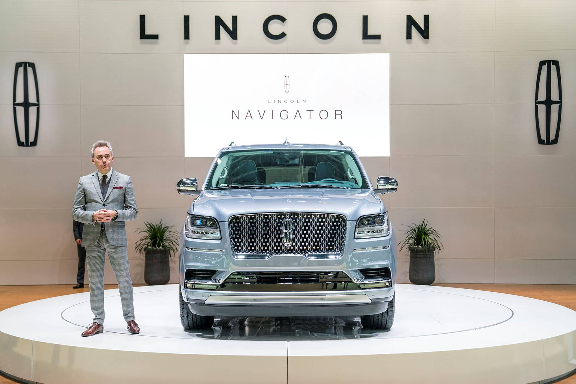 Premium Mavi Kaplama Lincoln Araba Navigator