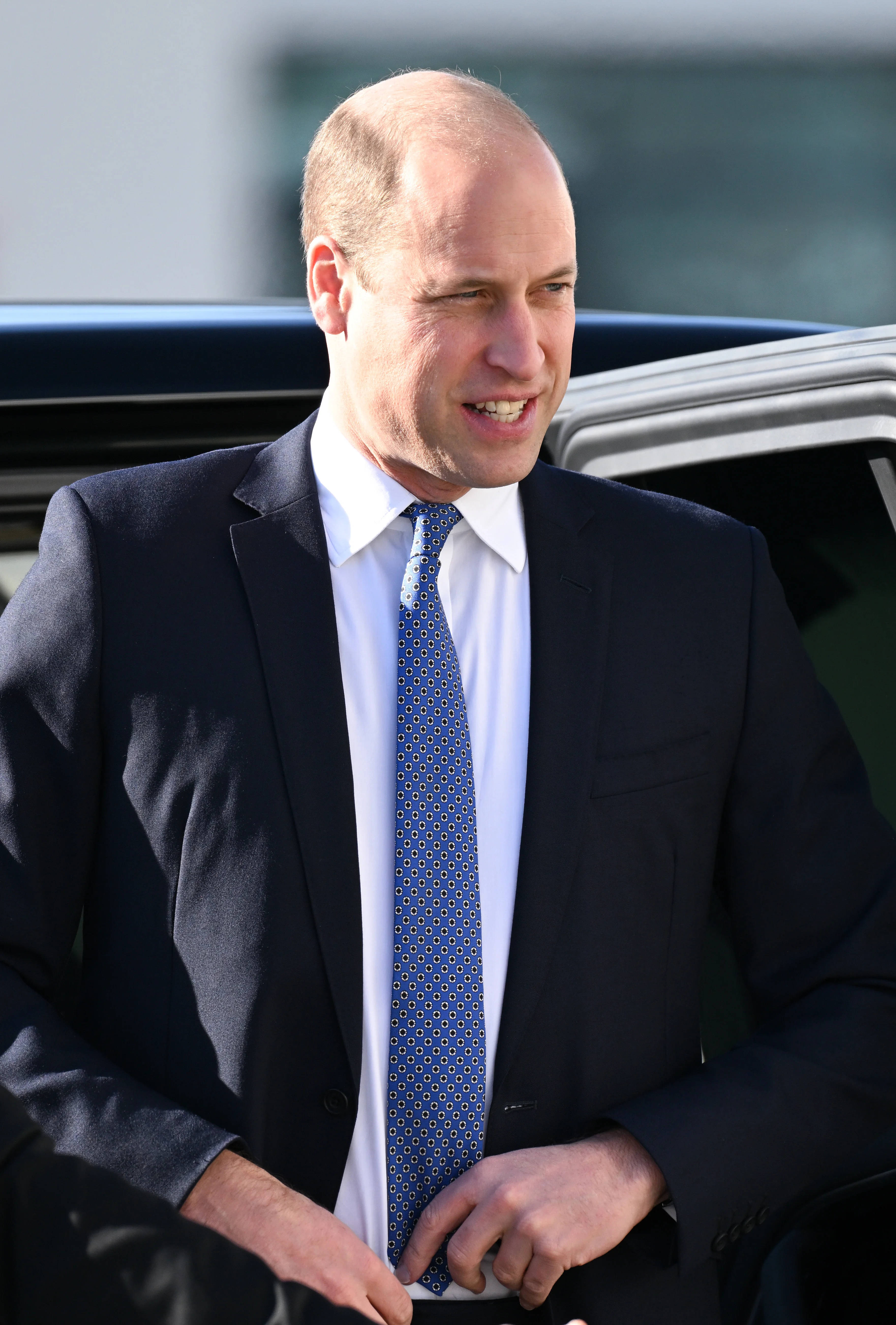 Prens William Kravatını Düzeltiyor Duvar Kağıdı