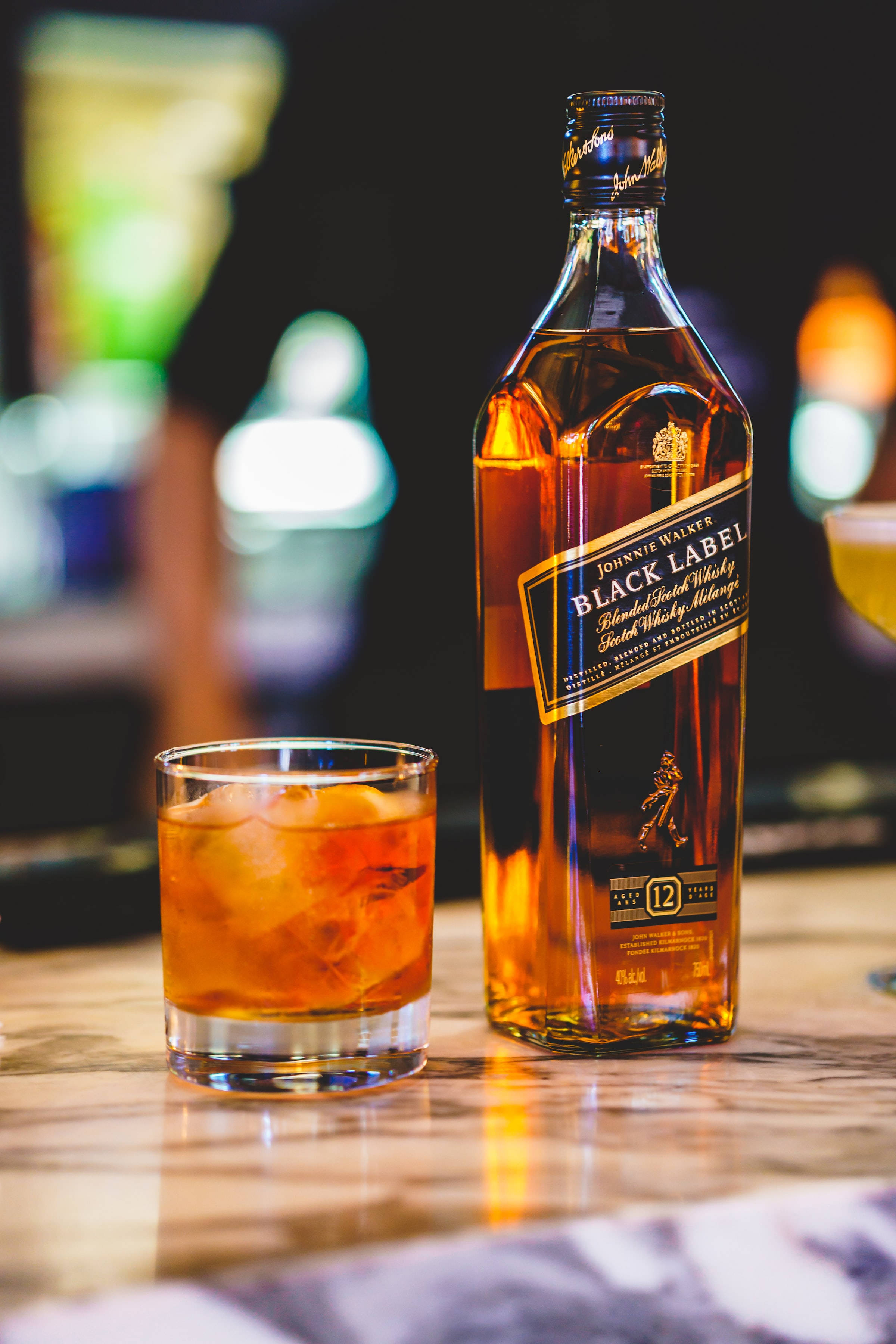 Rafine Bir Tat - Black Label Viski Şişesi ve Bardak Duvar Kağıdı