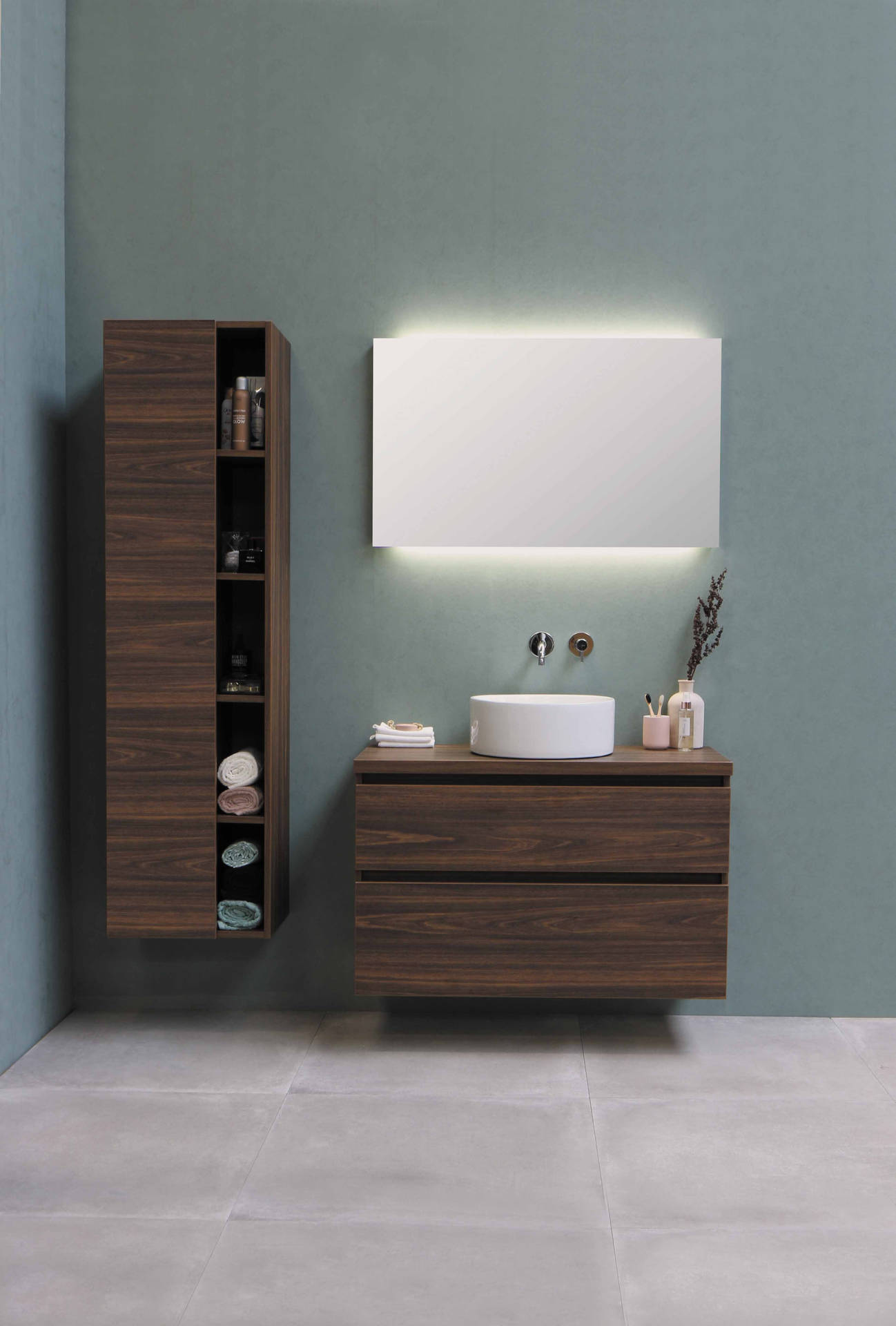 Dekoratif kahverengi ahşap dolaplı banyo iç tasarım fikrinin basit estetik duvar kağıdı.