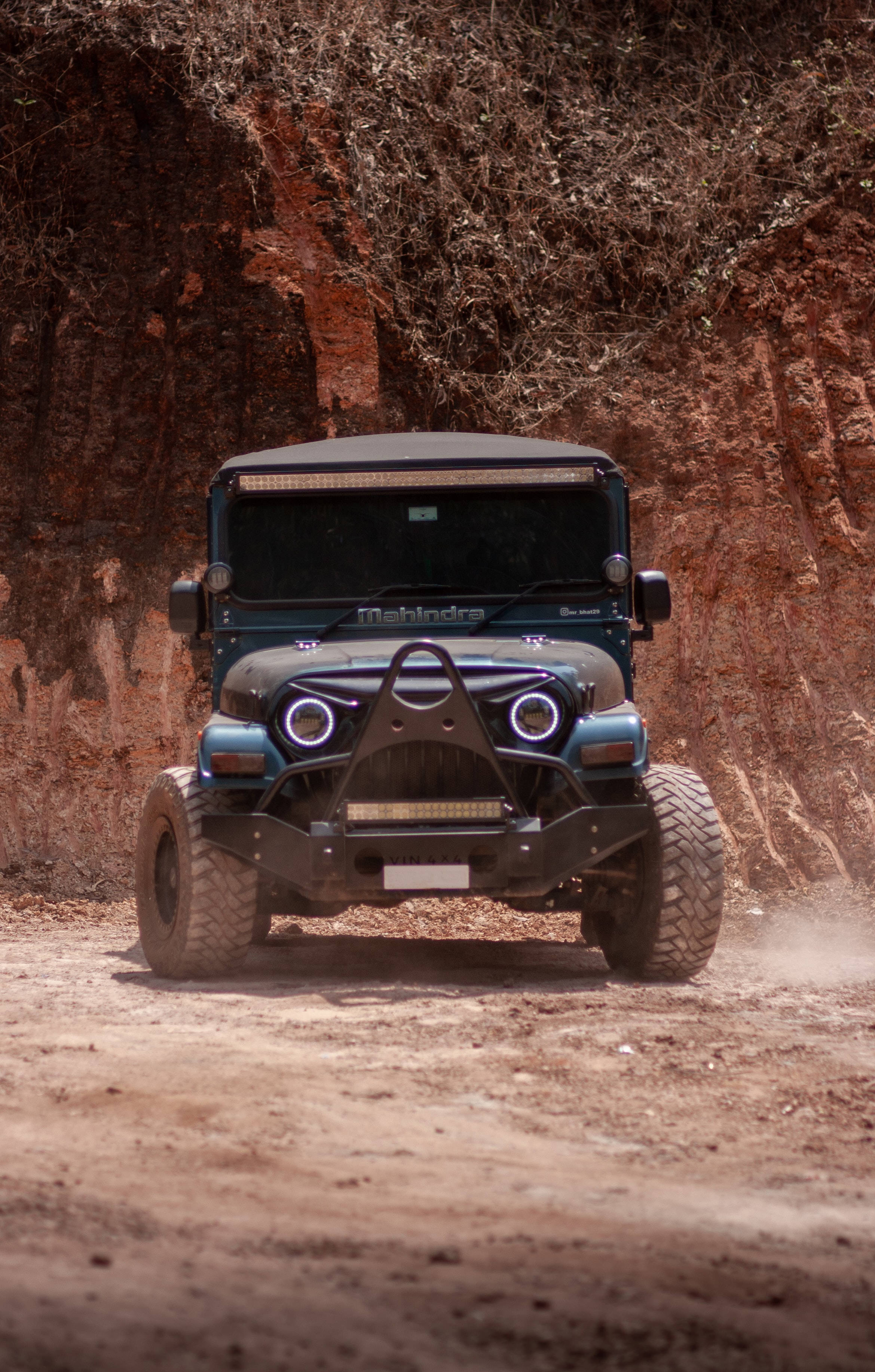 Renkli Camlı Mahindra Thar 4K Duvar Kağıdı