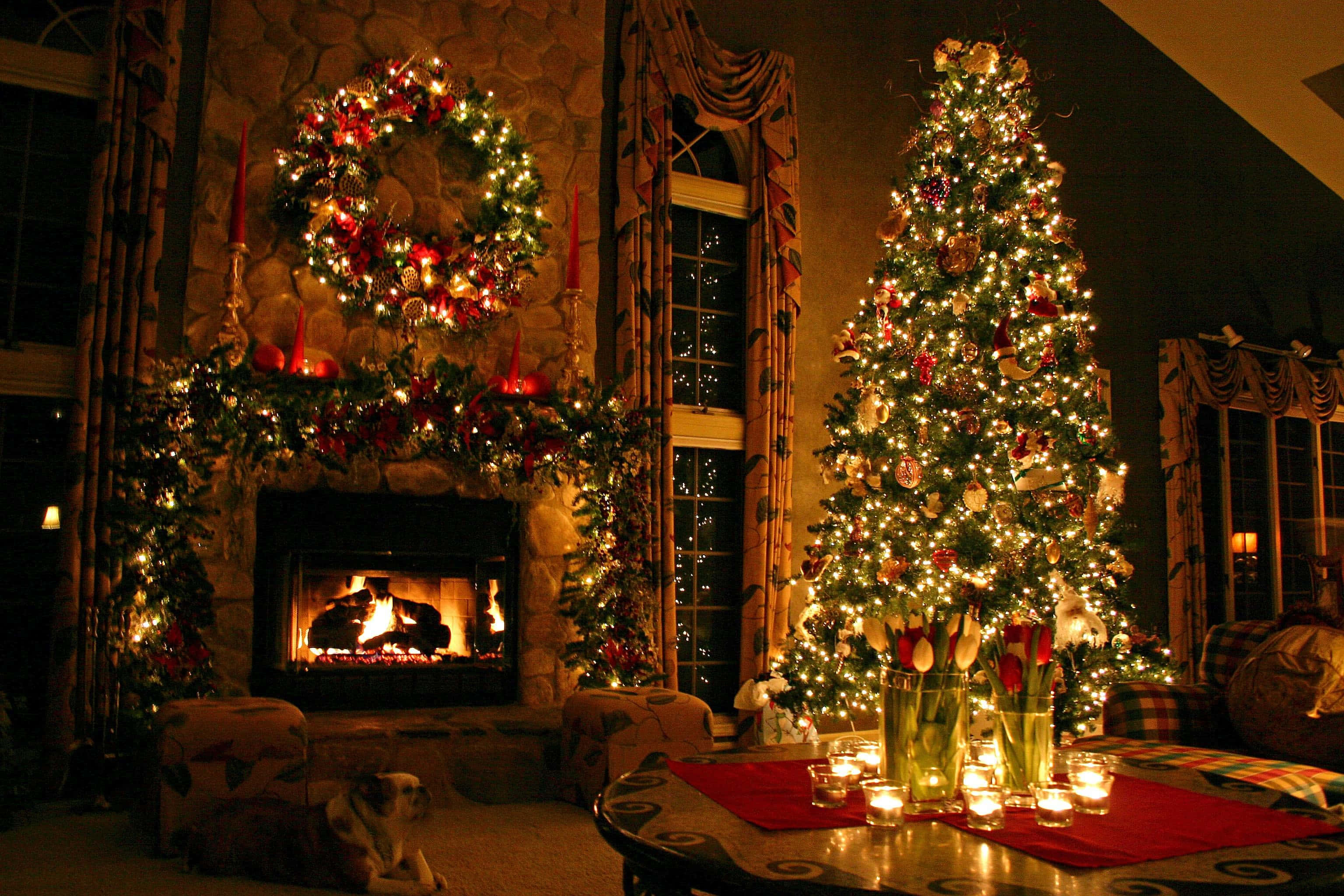 Renkli ışıklar, süsler ve hediyelerle süslenmiş canlı bir Noel Ağacı. Duvar Kağıdı