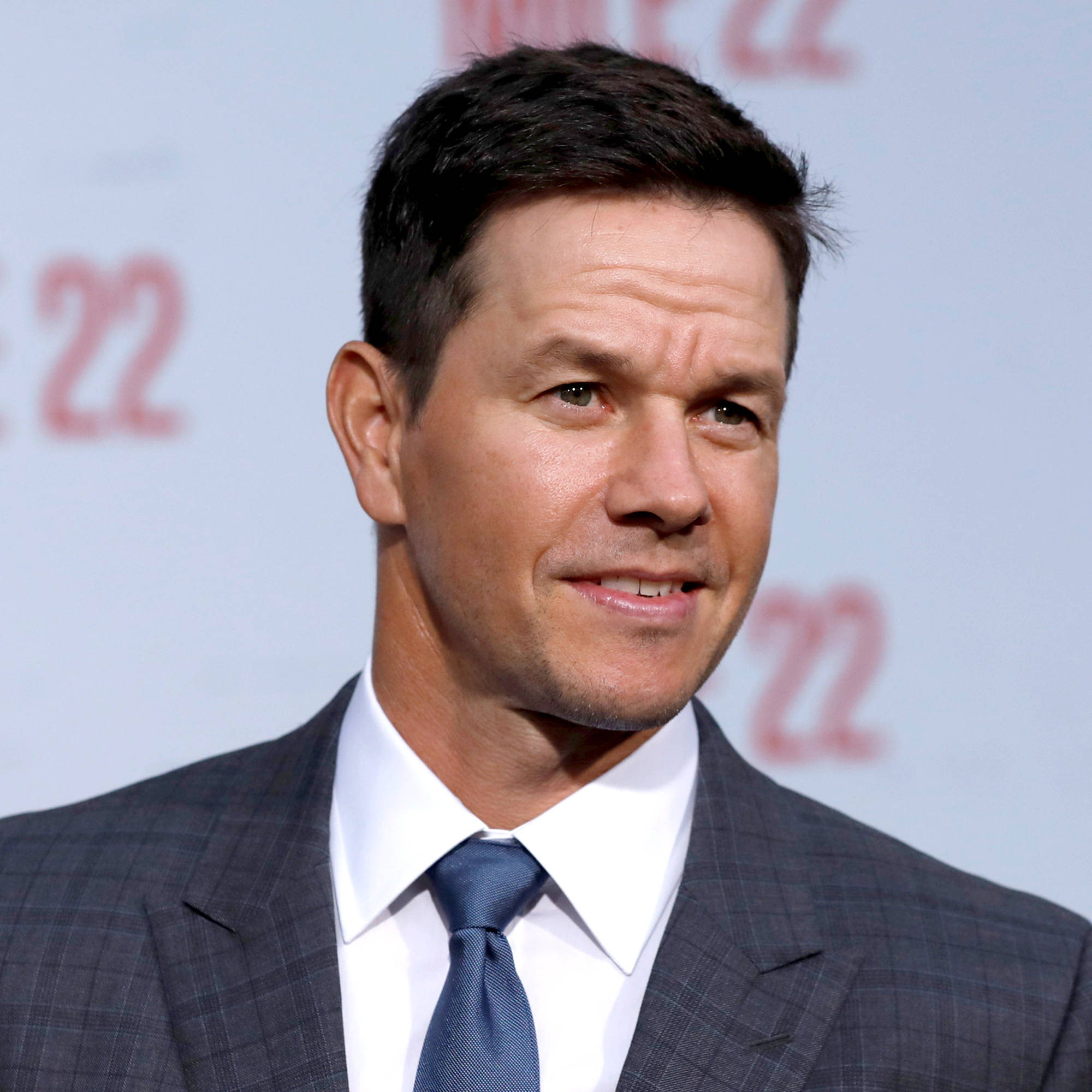 Resmi Kıyafetli Mark Wahlberg Duvar Kağıdı