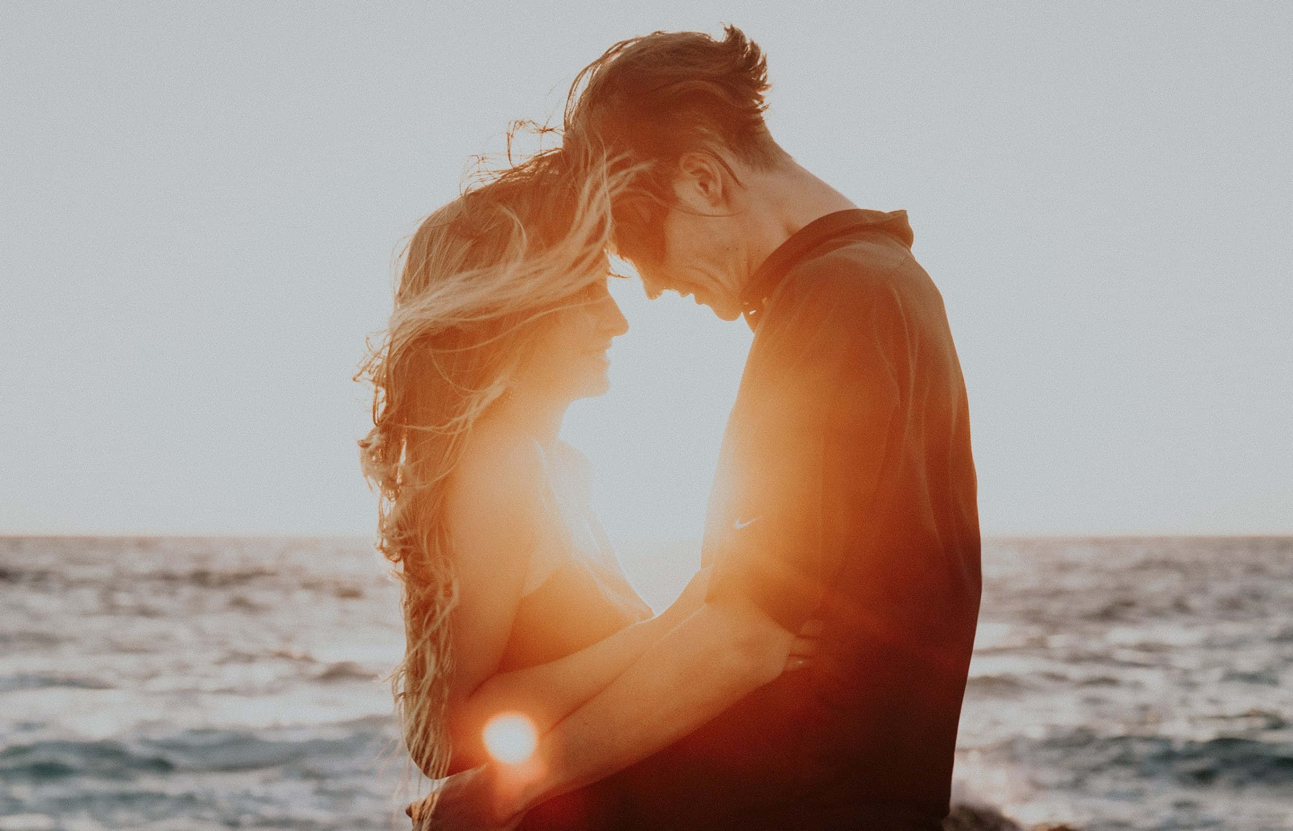 Romantik Çift Gün Batımı Randevusu Fotoğrafı Duvar Kağıdı