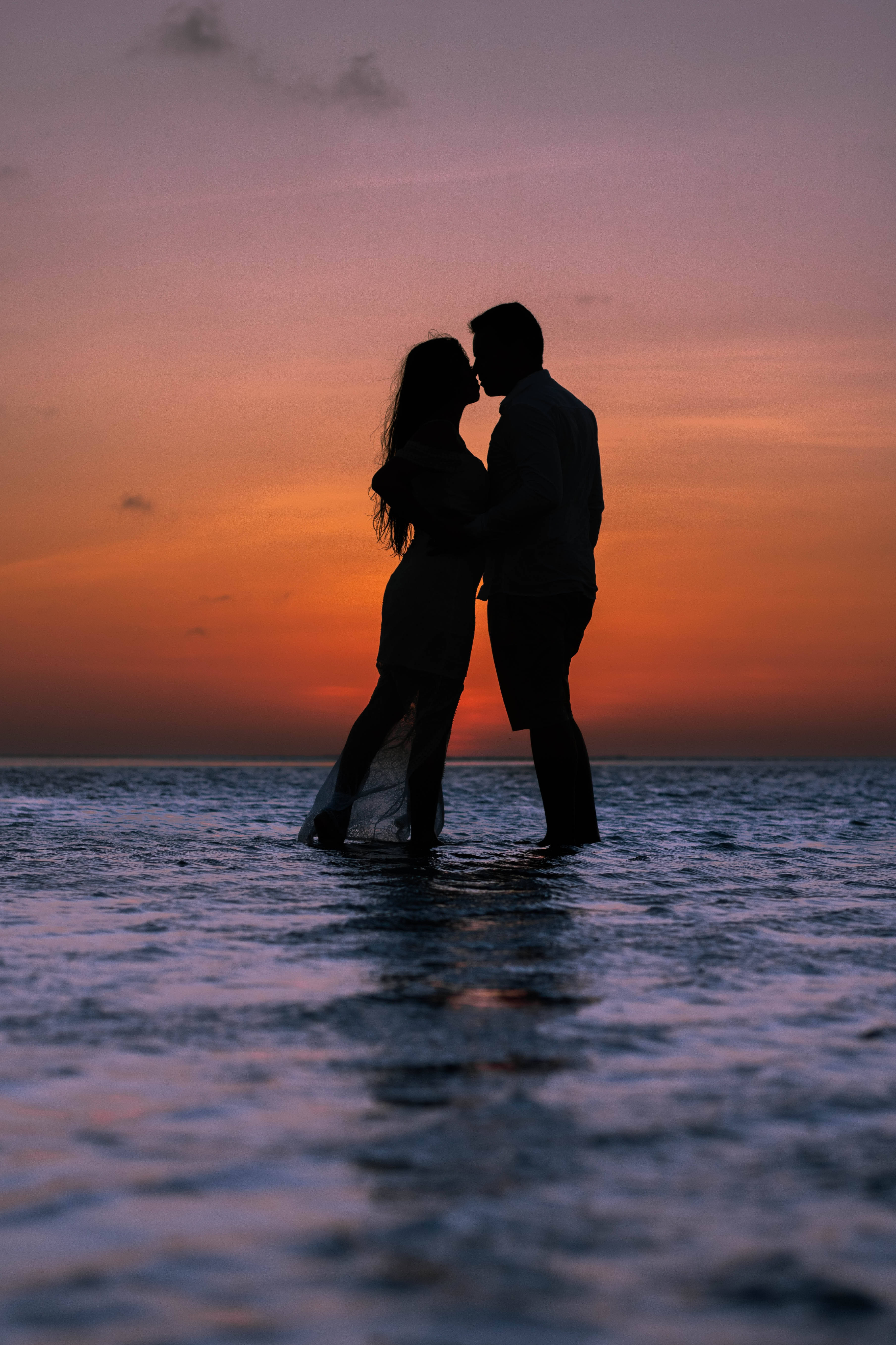 Romantik Çift Okyanus Günbatımı Öpücüğü Duvar Kağıdı