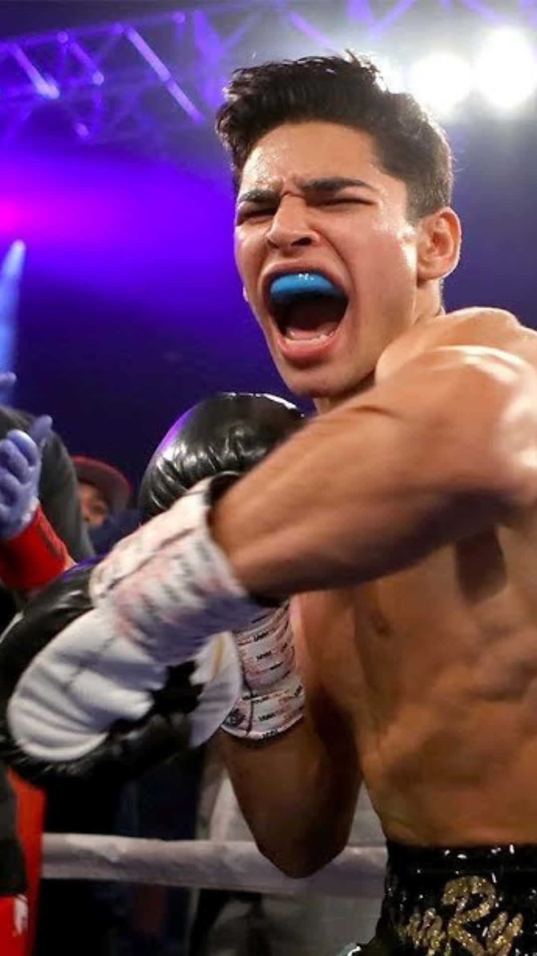 Ryan Garcia Ağız Koruyuculu Dikey Duvar Kağıdı
