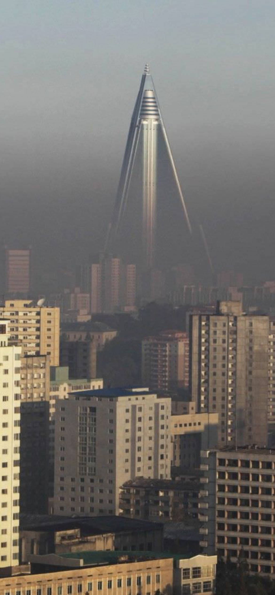 Ryugyong Oteli Kasvetli Gökyüzü Duvar Kağıdı