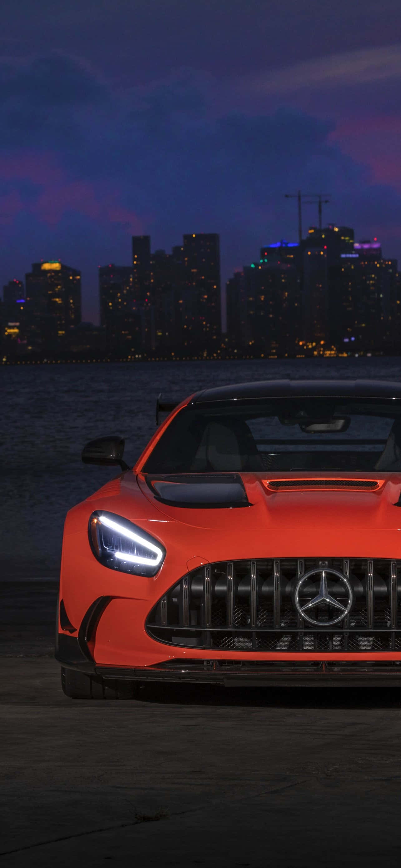 Sade siyah dış cephesiyle öne çıkan ikonik bir Mercedes GTS Duvar Kağıdı