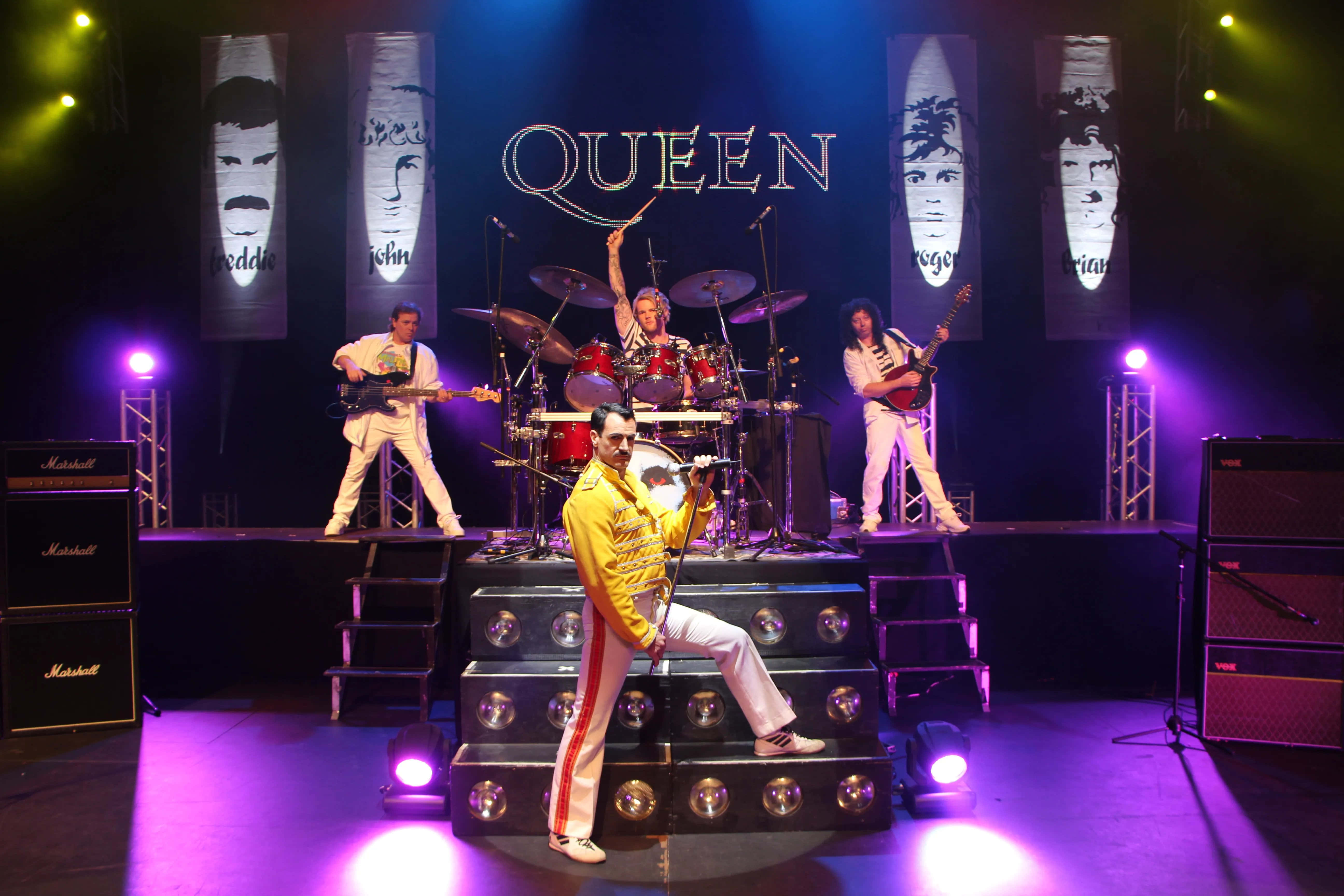 sahnede bir grupla birlikte kraliçe Duvar Kağıdı